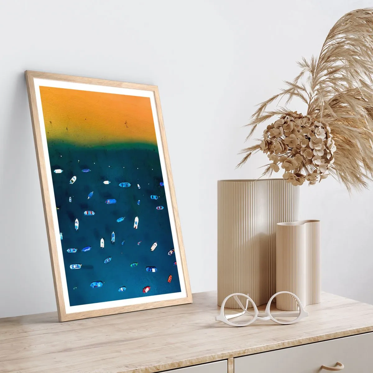 Plakat i ramme af lyst egetræ - En ferieleg - 61x91 cm