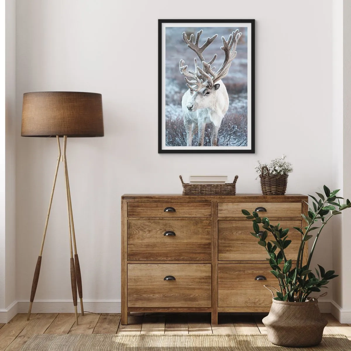 Plakat i sort ramme - Hvide rensdyr i et vinterlandskab - 50x70cm - Portræt i solen - Moderne vægdekoration til stue og soveværelse ARTTOR