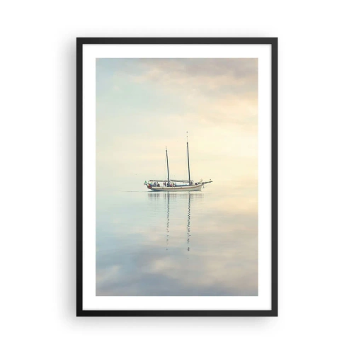Plakat i sort ramme - Et skib på et roligt hav med en blid refleksion - 50x70cm - I et hav af stilhed - Moderne vægdekoration til stue og soveværelse ARTTOR