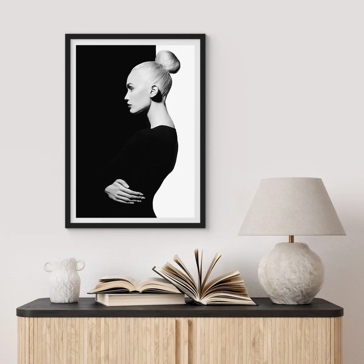 Plakat i sort ramme - Et minimalistisk portræt af en kvinde i en sort-hvid komposition - 50x70cm - Blot en kvinde - Moderne vægdekoration til stue og soveværelse ARTTOR