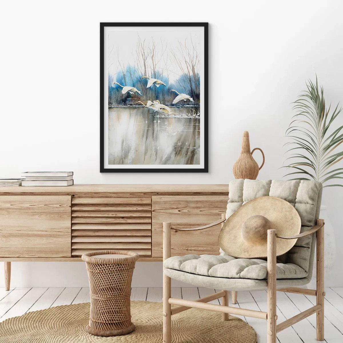 Plakat i sort ramme - En flok svaner, der flyder over vandet i malerisk stil - 50x70cm - Som i en fortælling om vilde svaner - Moderne vægdekoration til stue og soveværelse ARTTOR