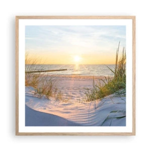 Plakat i ramme af lyst egetræ - Havet brummer, fuglene synger, en vild strand midt i græsset.... - 60x60 cm