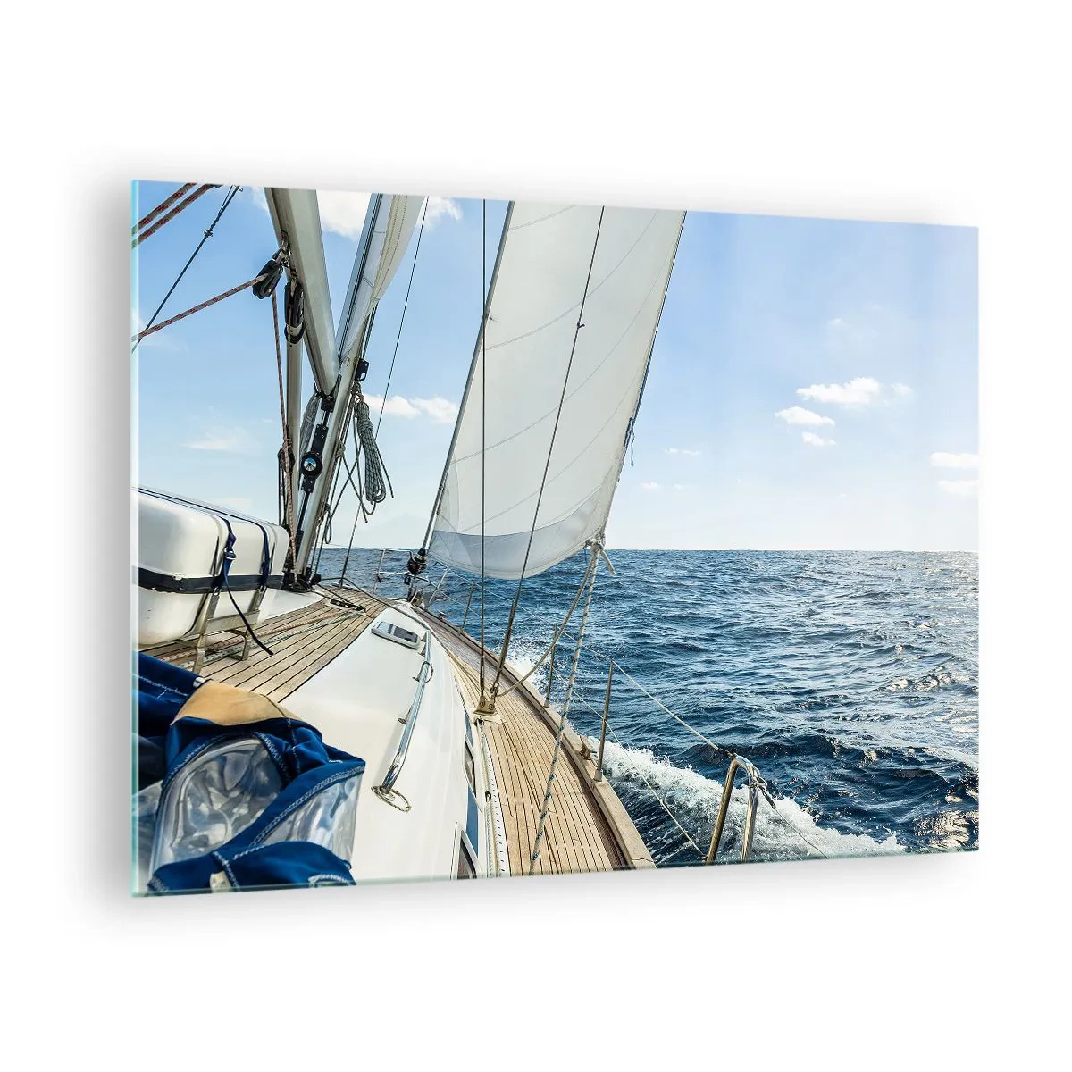 Billede på glas - En yacht på åbent hav med udfoldede sejl - 70x50cm - Ahoj , eventyr - Moderne vægdekoration til stue og soveværelse ARTTOR
