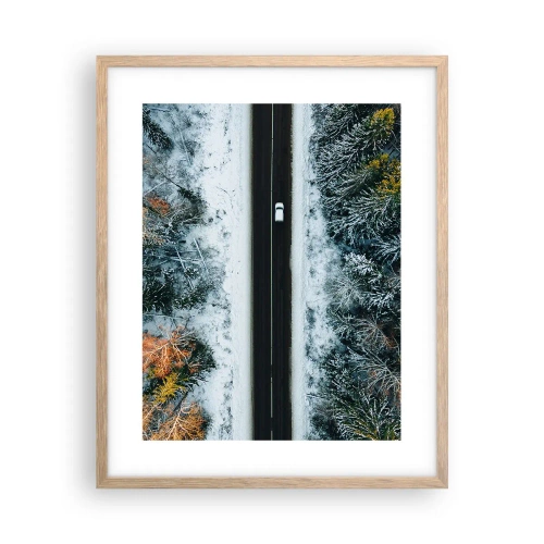 Plakat i ramme af lyst egetræ - Skær gennem vinterskoven - 40x50 cm