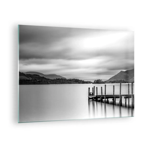 Billede på glas - Sort-hvidt landskab med en sø og en træmole - 70x50cm - Mildhed og styrke - Moderne vægdekoration til stue og soveværelse ARTTOR