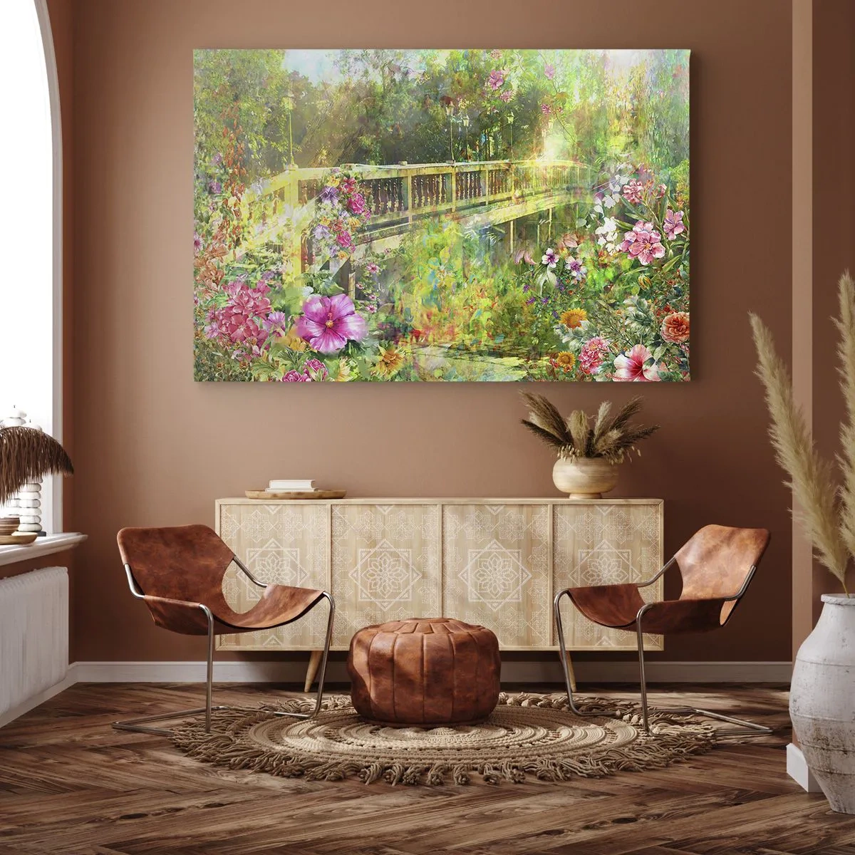 Lærredstryk - Billede på lærred - En bro omgivet af frodig vegetation og blomster - 70x50cm - Bro af forårets suk - Moderne vægdekoration til stue og soveværelse ARTTOR