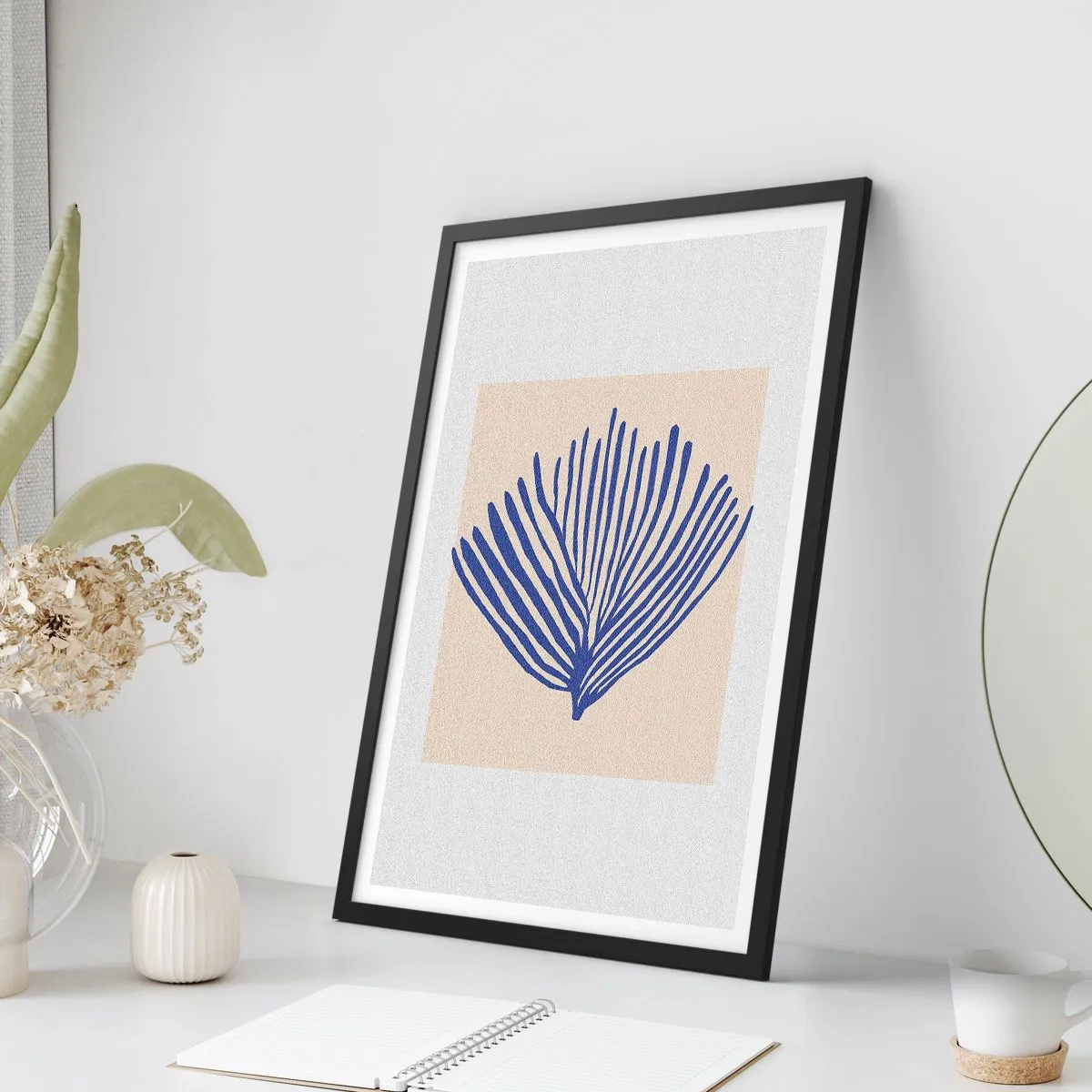Plakat i sort ramme - Stiliseret grafik af en vifteformet havplante - 50x70cm - Blå vifte - Moderne vægdekoration til stue og soveværelse ARTTOR