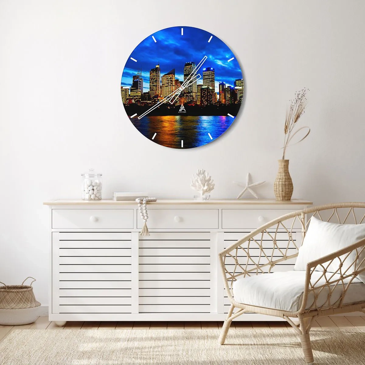 Vægur, Uret - Panorama af nattebyen med lys reflekteret i vandet - 30x30cm - En nat med lys og farver - Moderne vægdekoration til stue, køkken og soveværelse ARTTOR