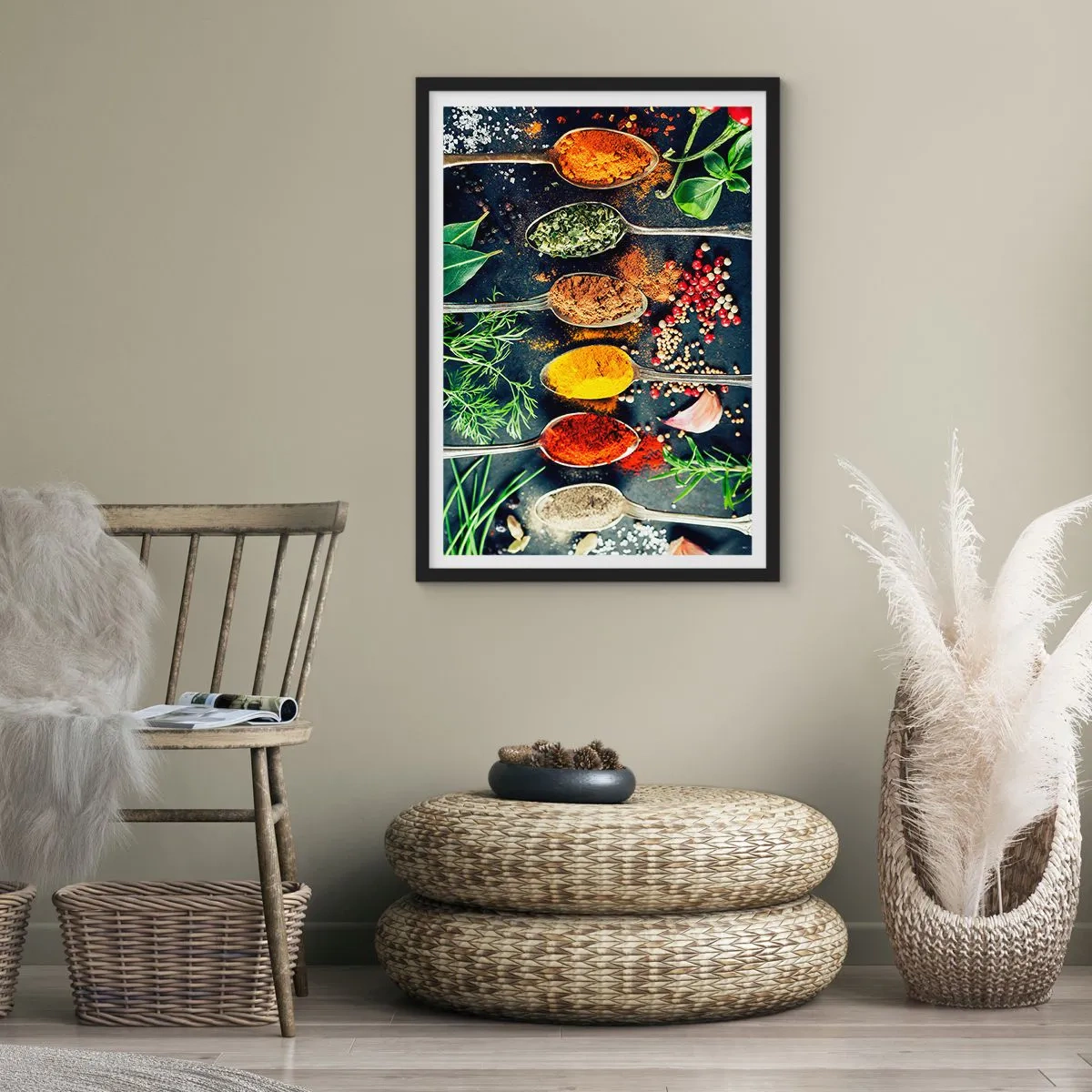 Plakat i sort ramme - Farverige krydderier og urter på metalskeer - 50x70cm - Kulinarisk magi - Moderne vægdekoration til stue og soveværelse ARTTOR