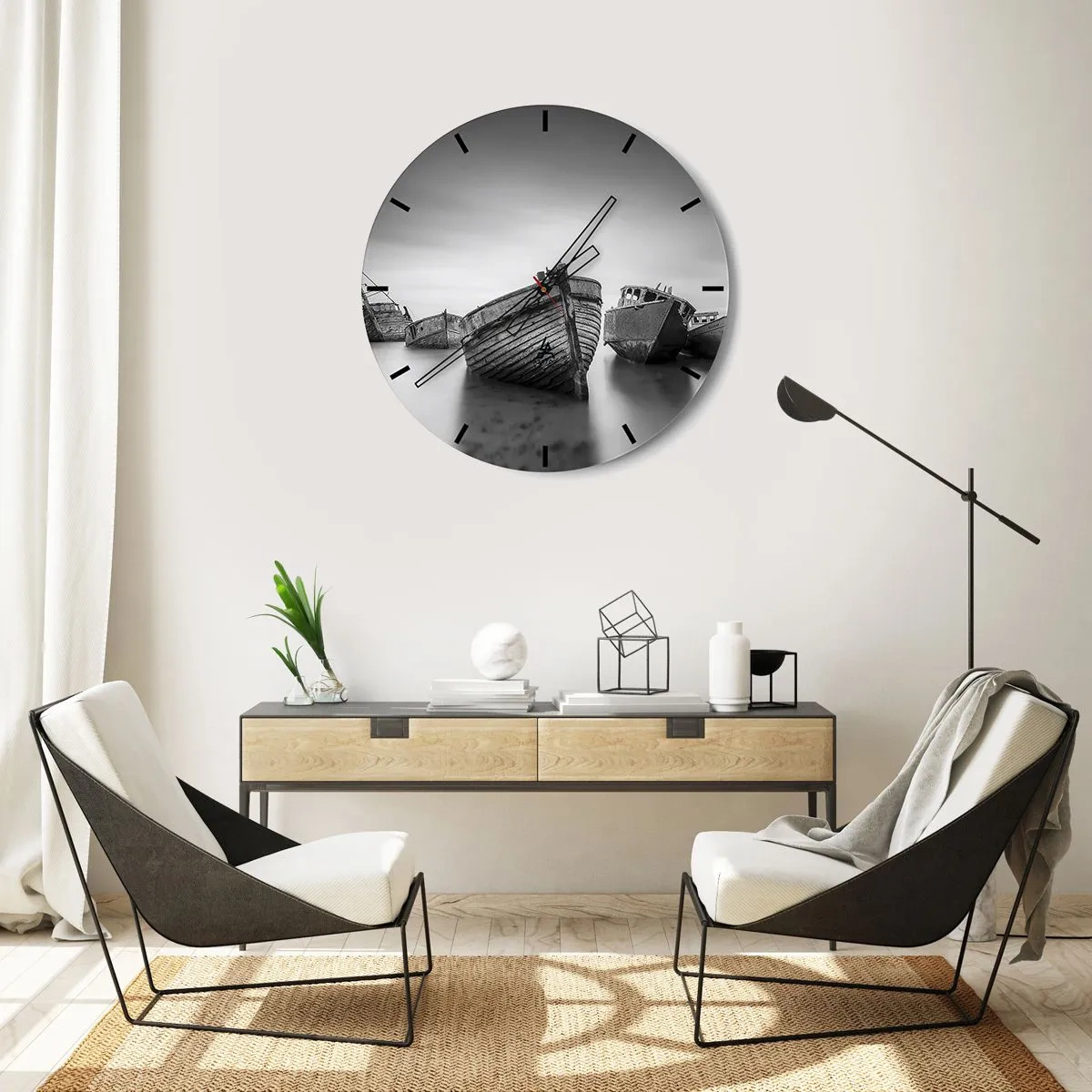 Vægur, Uret - Gamle fiskerbåde strandet på kysten i sort-hvid - 30x30cm - Nu er det bare minder... - Moderne vægdekoration til stue, køkken og soveværelse ARTTOR