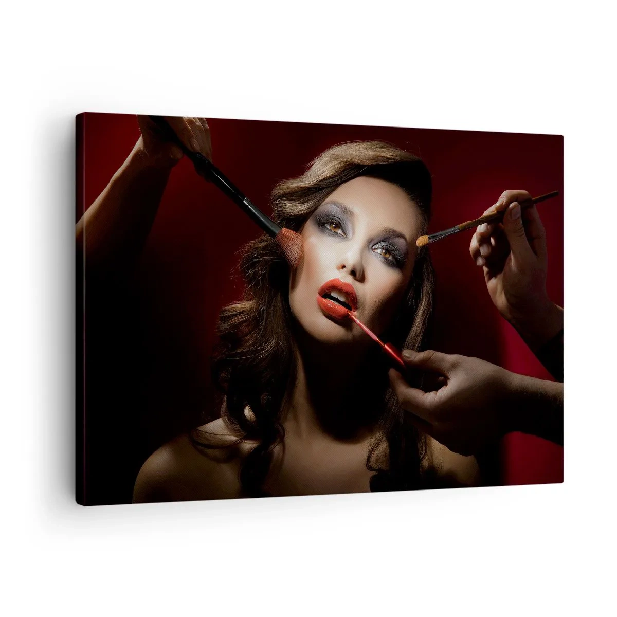Lærredstryk - Billede på lærred - Stilfuldt portræt af en kvinde, der lægger makeup mod en mørk baggrund - 70x50cm - Smukke drømmende - Moderne vægdekoration til stue og soveværelse ARTTOR