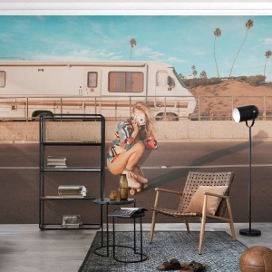 Fototapet Premium Sand - Smil, tak! - Landskab, Camper, Kvinde - 250x175 cm