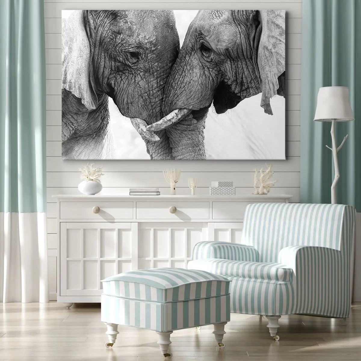 Lærredstryk - Billede på lærred - To elefanter i en øm gestus mod en monokrom baggrund - 70x50cm - Hjertelig tilståelse - Moderne vægdekoration til stue og soveværelse ARTTOR