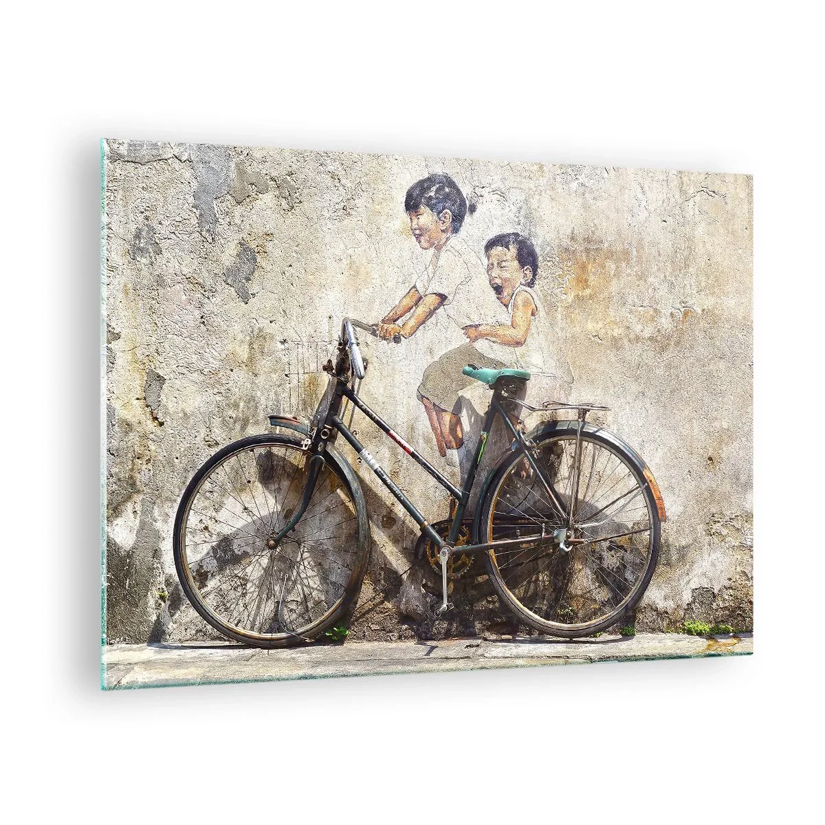 Billede på glas - Et vægmaleri med en cykel og figurer af børn mod en vægbaggrund. - 70x50cm - Sandt eller falsk? - Moderne vægdekoration til stue og soveværelse ARTTOR
