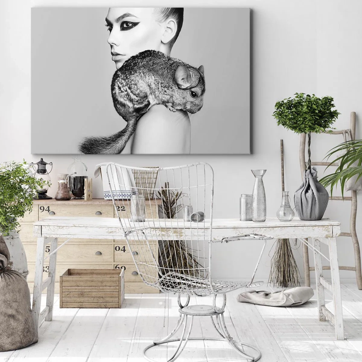 Lærredstryk - Billede på lærred - Stiliseret kvinde med en chinchilla i en elegant sort-hvid komposition - 70x50cm - Dame med en chinchilla - Moderne vægdekoration til stue og soveværelse ARTTOR