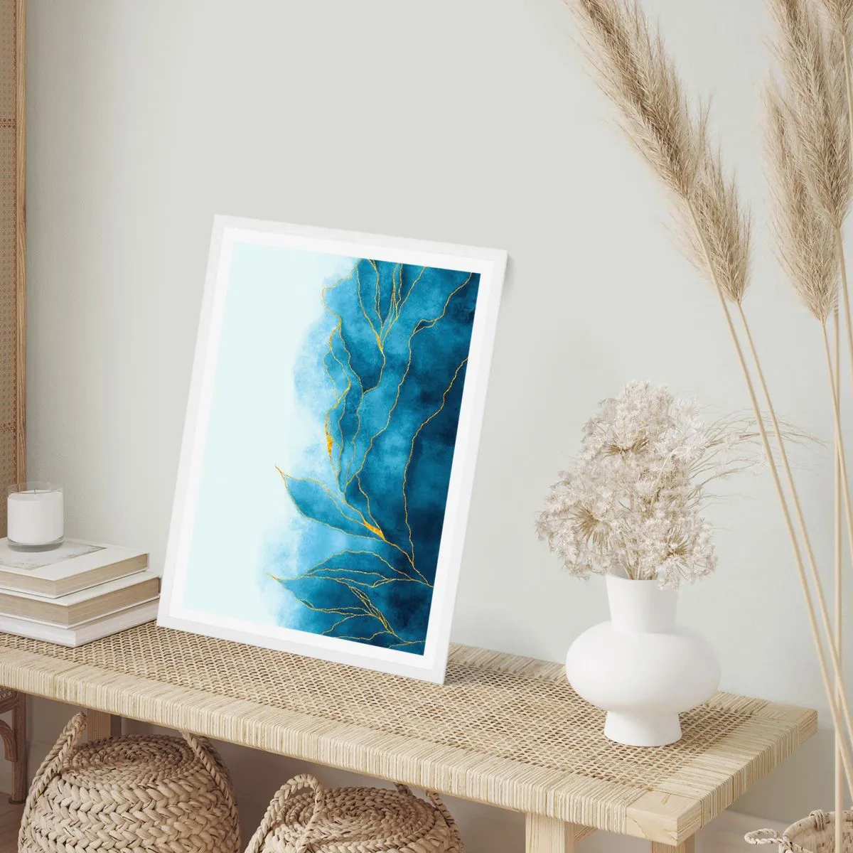 Plakat i hvid ramme - Blå i guld - 70x100 cm