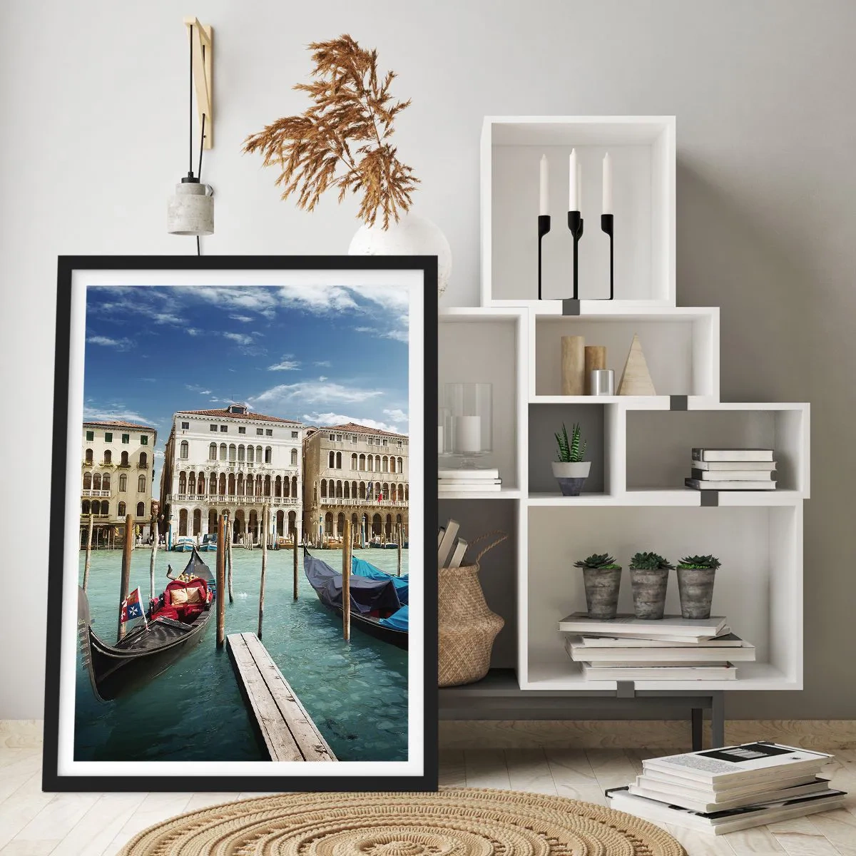 Plakat i sort ramme - Gondoler på vandet med historiske bygninger i baggrunden i Venedig - 50x70cm - Paladser i blåt - Moderne vægdekoration til stue og soveværelse ARTTOR