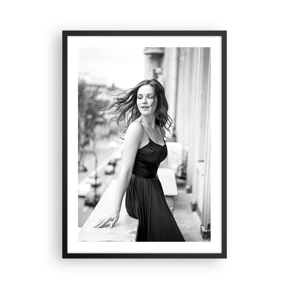 Plakat i sort ramme - Sort-hvidt fotografi af en kvinde på en balkon - 50x70cm - Bestemt en pariser - Moderne vægdekoration til stue og soveværelse ARTTOR