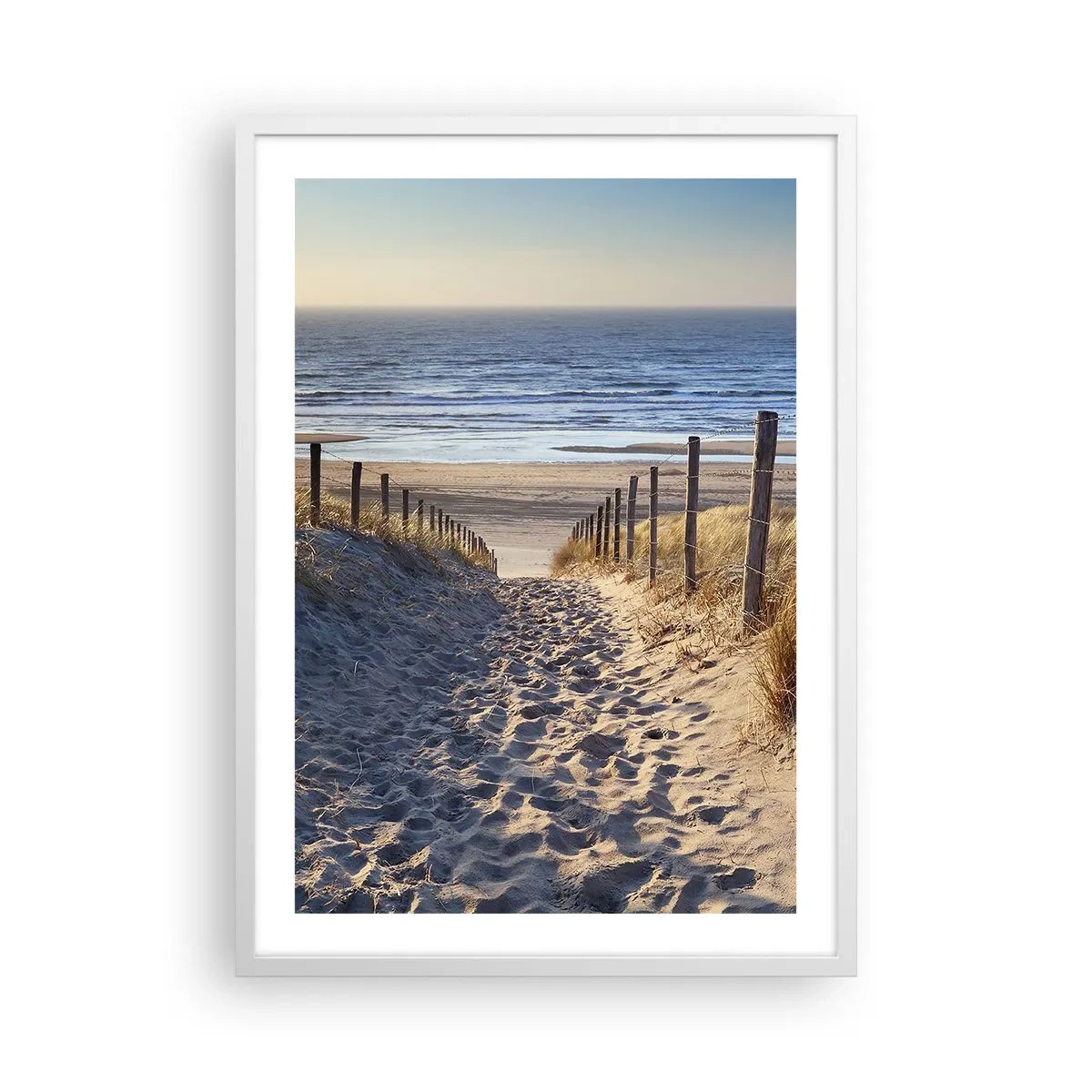 Plakat i hvid ramme - Havet brummer, fuglene synger, en vild strand midt i græsset.... - 50x70 cm