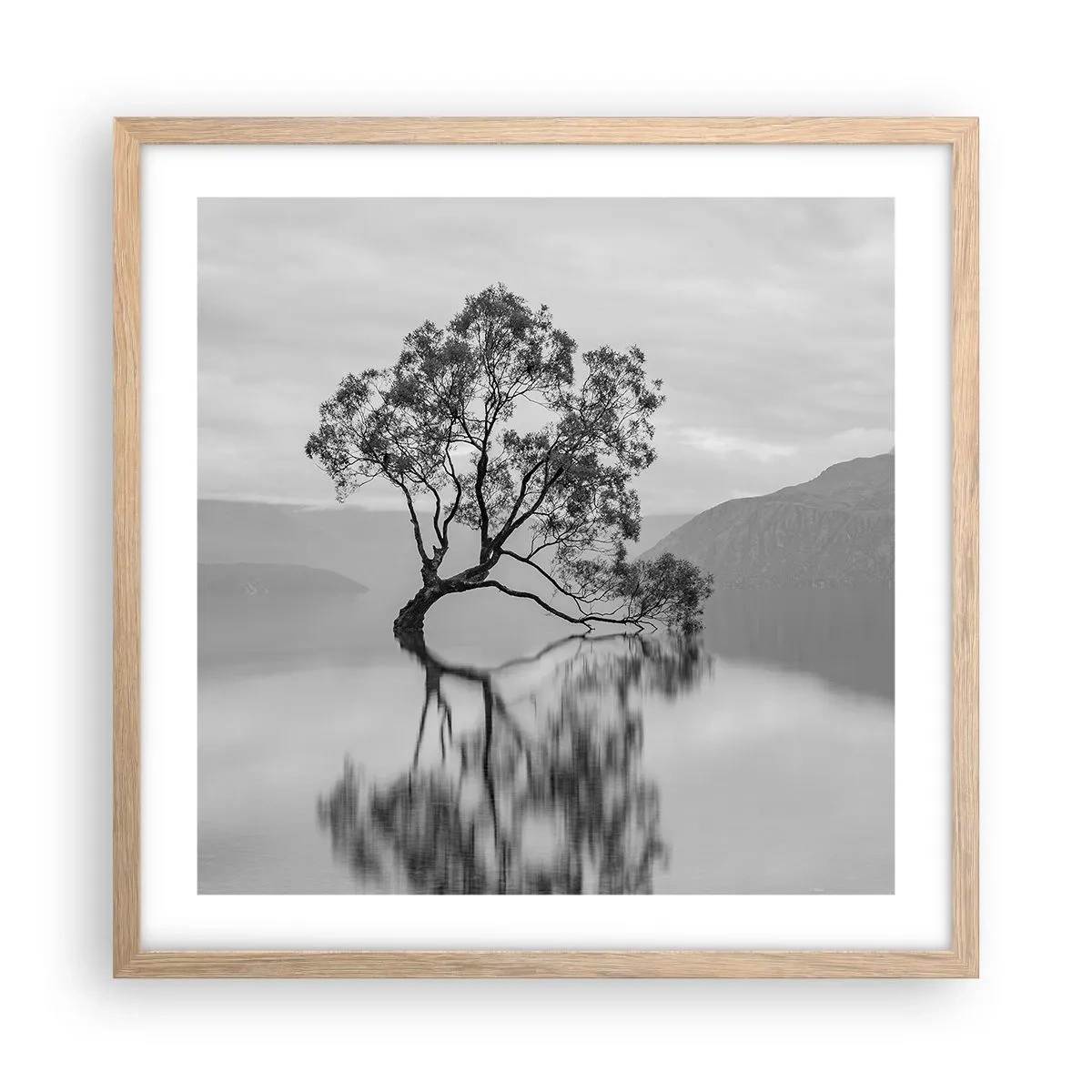 Plakat i ramme af lyst egetræ - Der findes et land - 50x50 cm