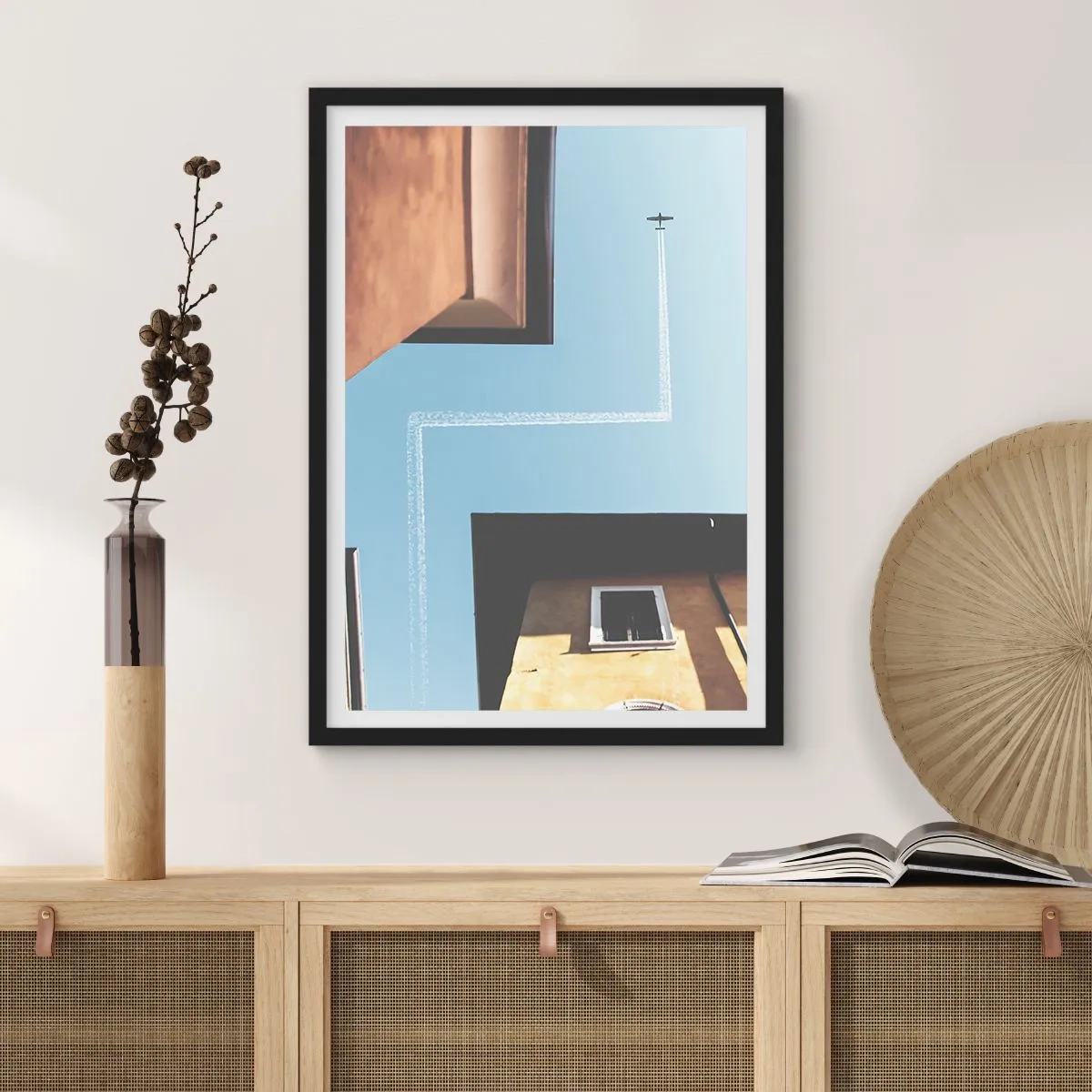 Plakat i sort ramme - Perspektiv af bygninger med et fly og en usædvanlig sti på himlen - 50x70cm - Over den urbane labyrint - Moderne vægdekoration til stue og soveværelse ARTTOR