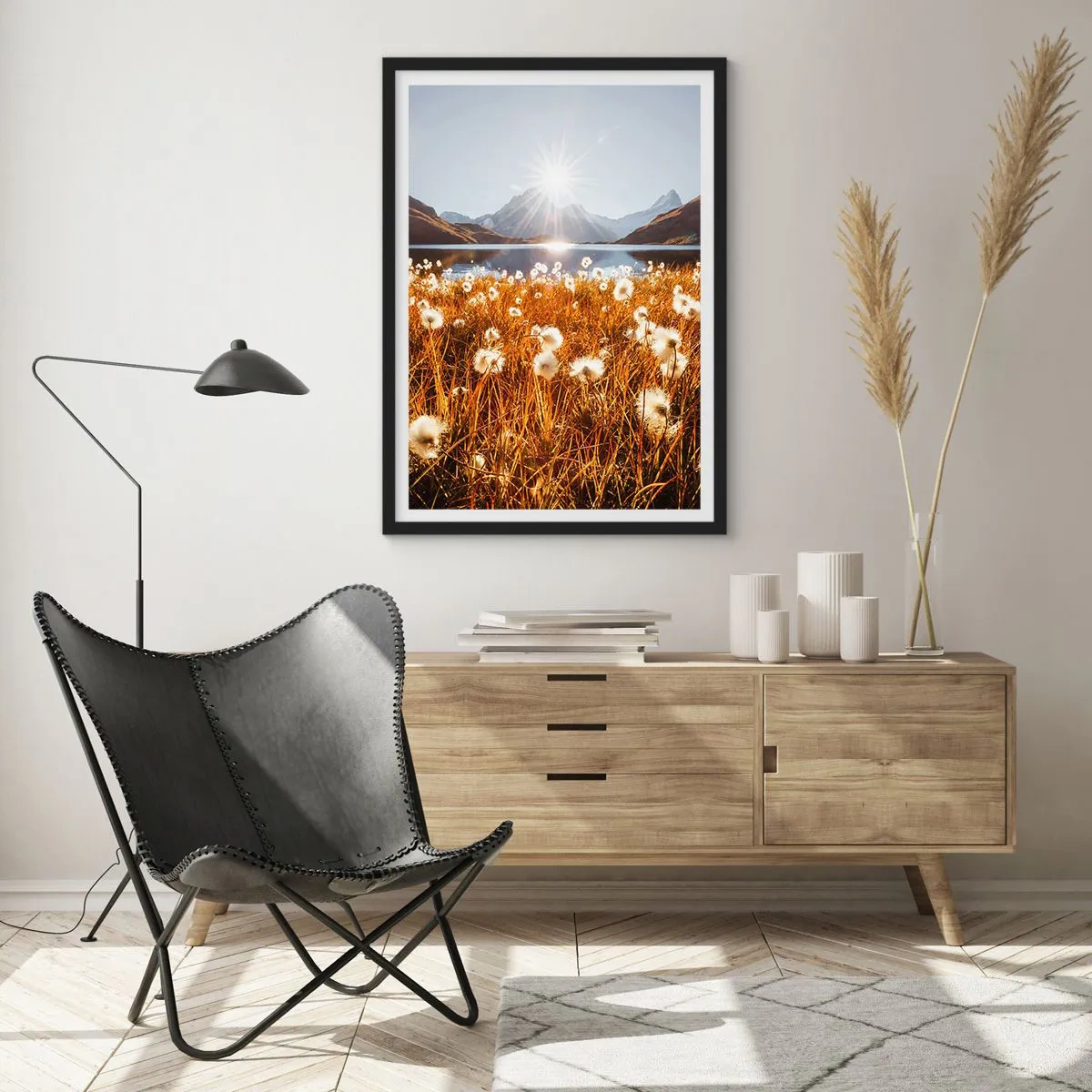 Plakat i sort ramme - En eng med hvide blomster mod en sø og bjerge ved solnedgang - 50x70cm - Hårdhed af sten, blødhed af græs - Moderne vægdekoration til stue og soveværelse ARTTOR
