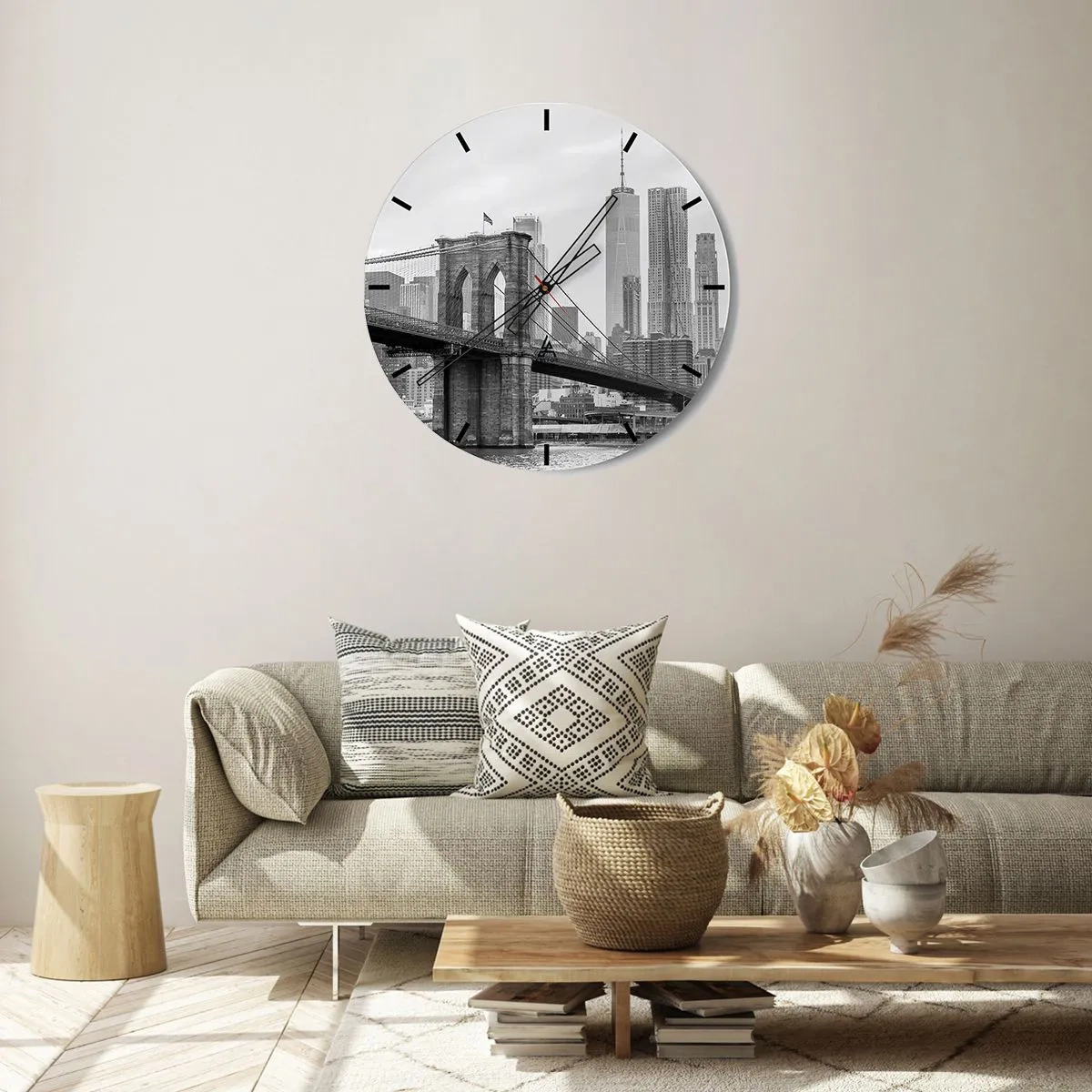 Vægur, Uret - Brooklyn Bridge mod byens skyline i sort og hvid - 30x30cm - New York stemning - Moderne vægdekoration til stue, køkken og soveværelse ARTTOR