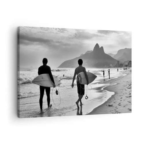 Lærredstryk - Billede på lærred - To surfere går på stranden med deres sort-hvide boards. - 70x50cm - Samba til én bølge - Moderne vægdekoration til stue og soveværelse ARTTOR