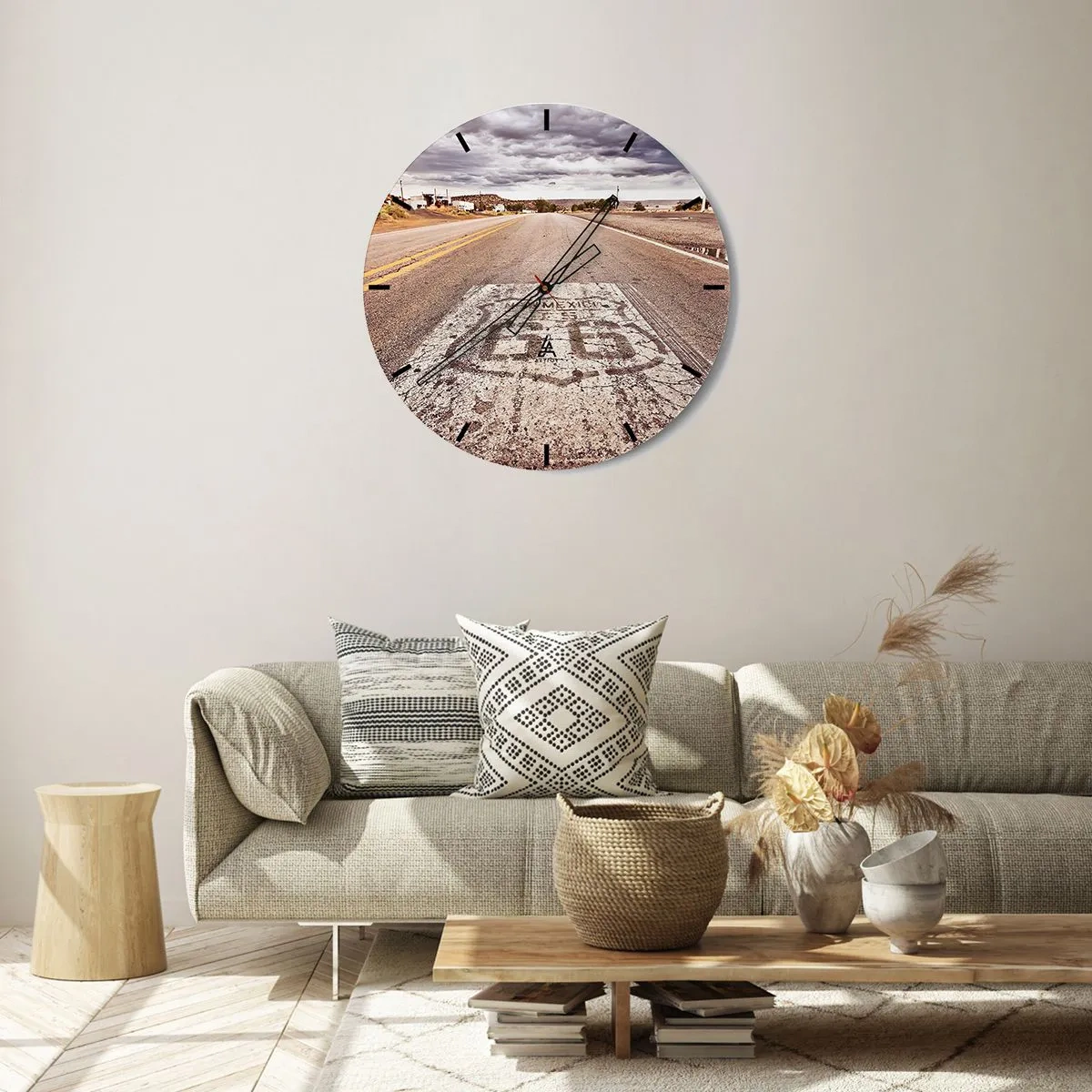 Vægur, Uret - Route 66 under en overskyet himmel - 30x30cm - Mother Road - amerikansk legende - Moderne vægdekoration til stue, køkken og soveværelse ARTTOR