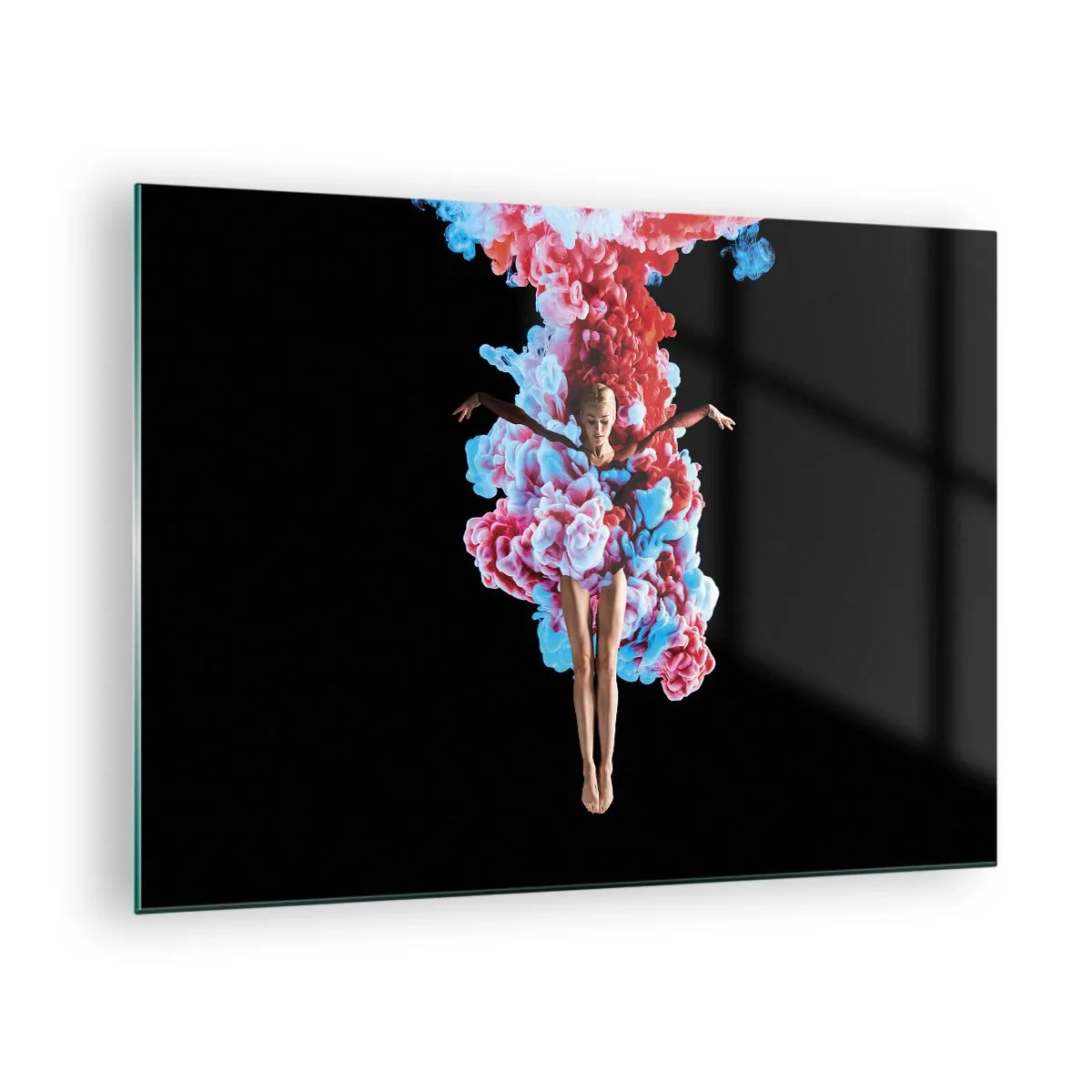 Billede på glas - En danser omgivet af farverig røg på en sort baggrund - 70x50cm - I fuld blomstring - Moderne vægdekoration til stue og soveværelse ARTTOR