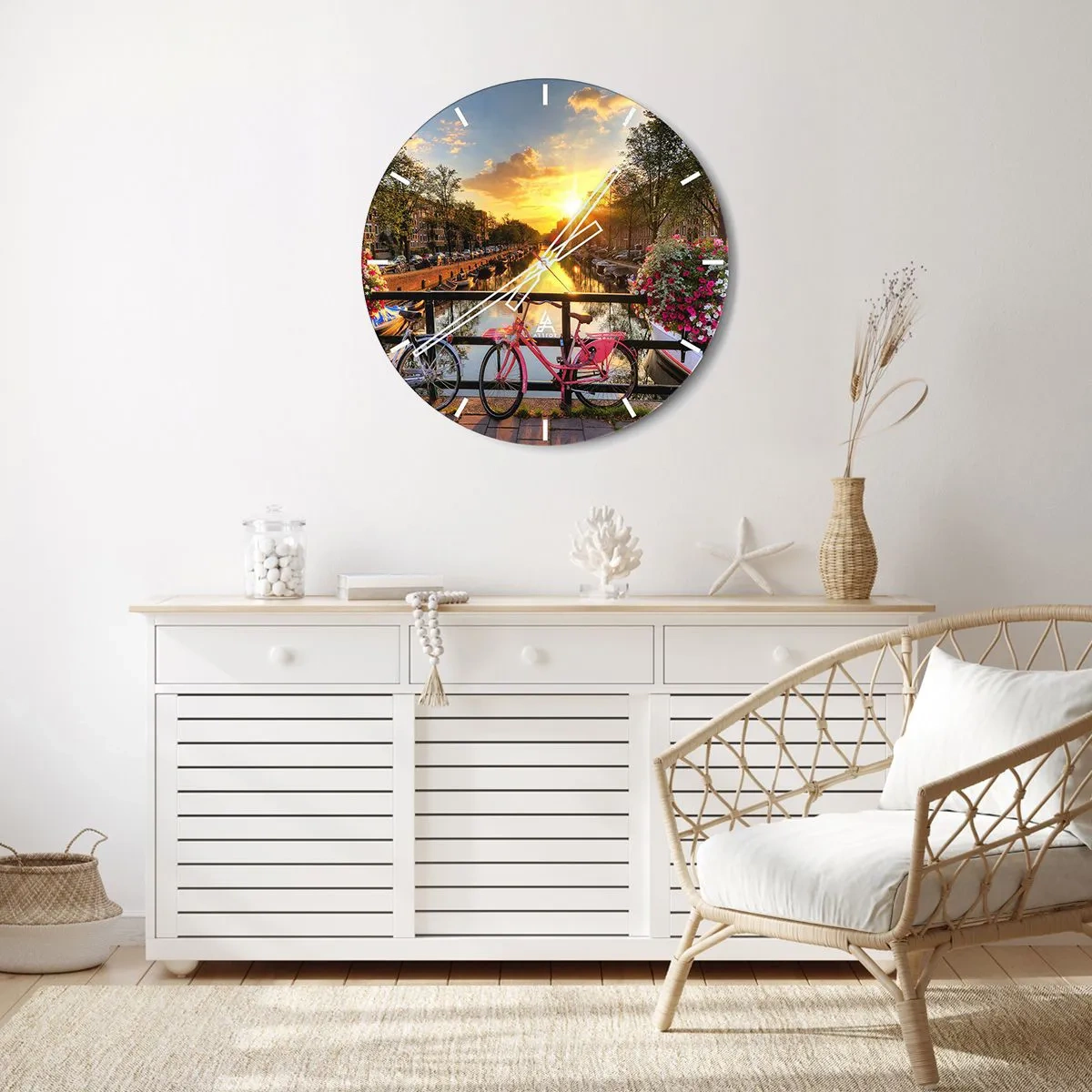 Vægur, Uret - Solnedgang over kanalen med en lyserød cykel og blomster - 30x30cm - Forårsmorgen i Amsterdam - Moderne vægdekoration til stue, køkken og soveværelse ARTTOR