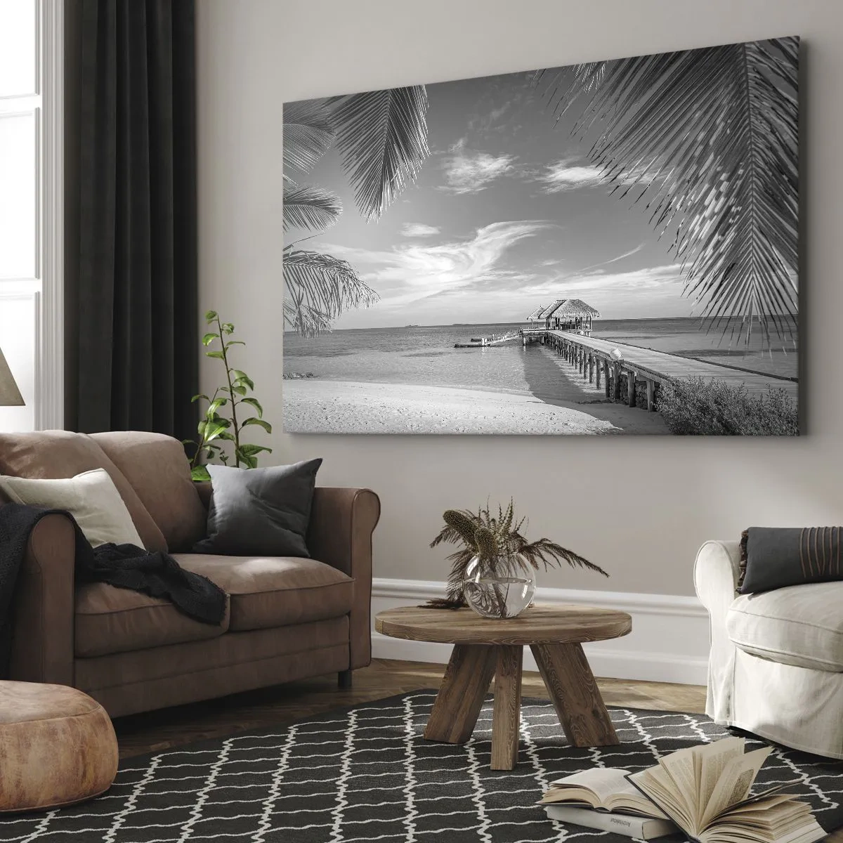 Lærredstryk - Billede på lærred - Sort og hvid strand med mole og palmer på en tropisk kyst - 70x50cm - Et minde eller en drøm? - Moderne vægdekoration til stue og soveværelse ARTTOR