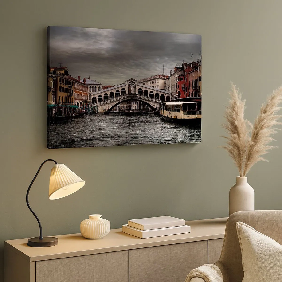 Lærredstryk - Billede på lærred - Rialtobroen i Venedig over Canal Grande, klassisk arkitektur. - 70x50cm - Løftet om en venetiansk aften - Moderne vægdekoration til stue og soveværelse ARTTOR