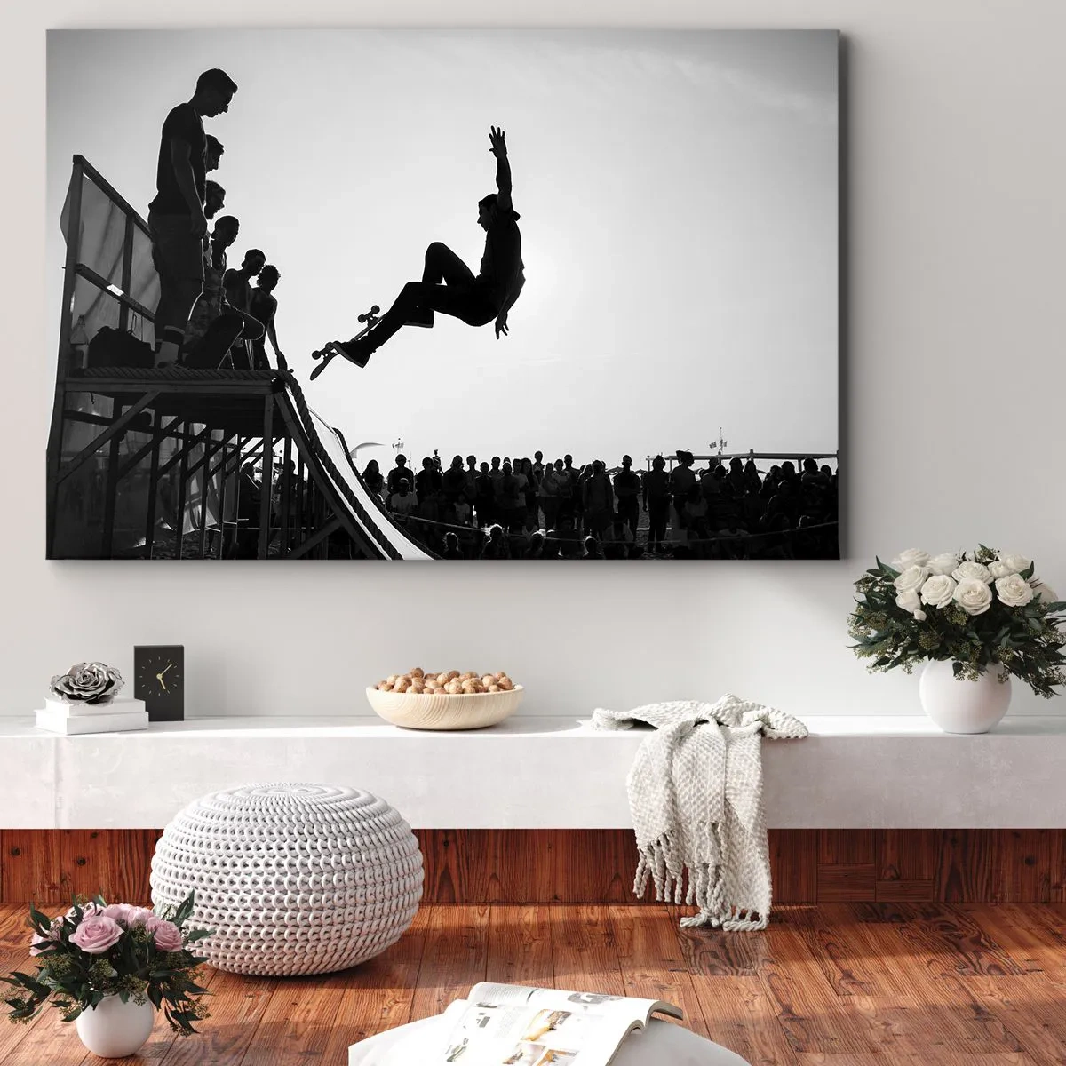 Lærredstryk - Billede på lærred - Sort-hvid skateboardscene på en rampe - 70x50cm - Helte og tilskuere - Moderne vægdekoration til stue og soveværelse ARTTOR