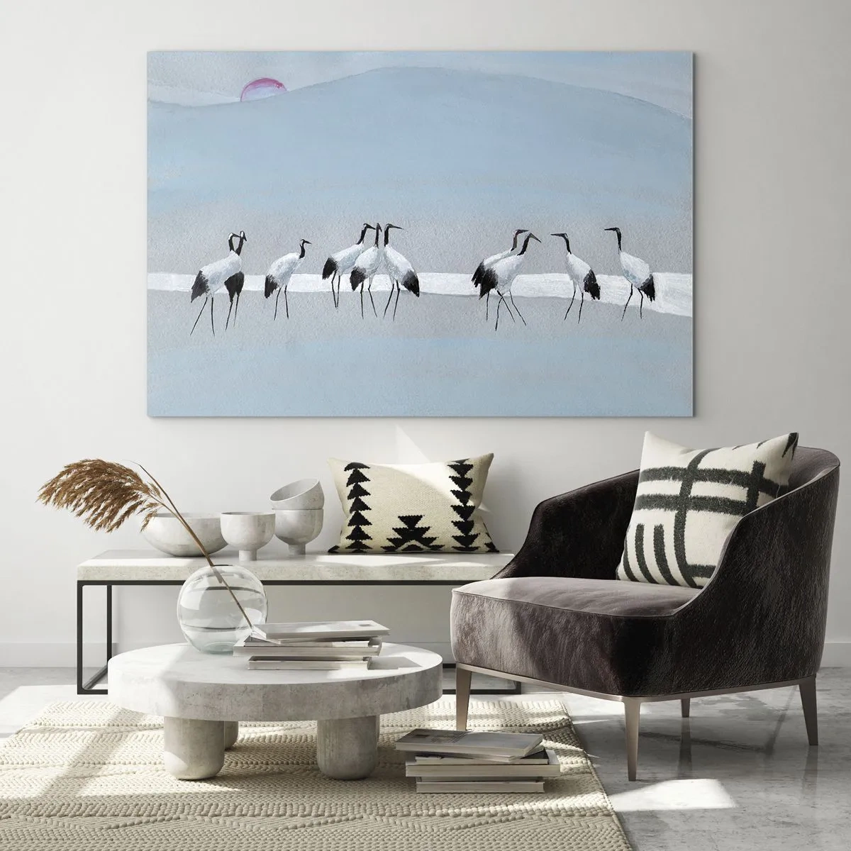 Billede på glas - En gruppe traner mod baggrunden af blå bjerge og en solnedgang - 70x50cm - Efter en varm dag - Moderne vægdekoration til stue og soveværelse ARTTOR