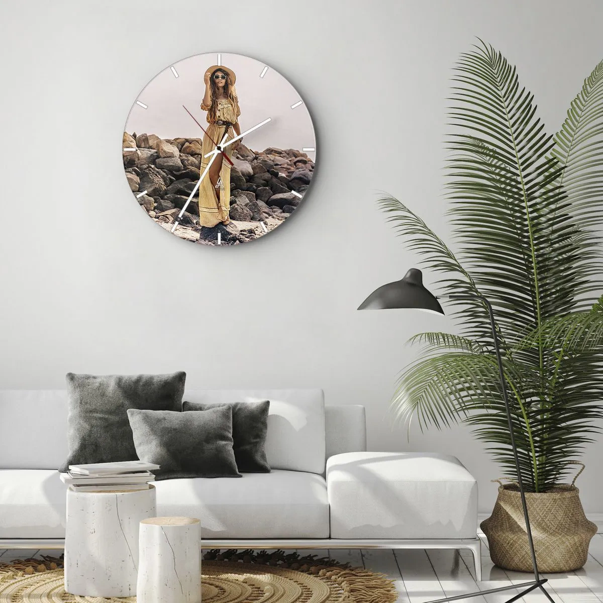 Vægur, Uret - Stilfuld kvinde i en sommerkjole mod en baggrund af sten - 30x30cm - Magien ved sten - Moderne vægdekoration til stue, køkken og soveværelse ARTTOR