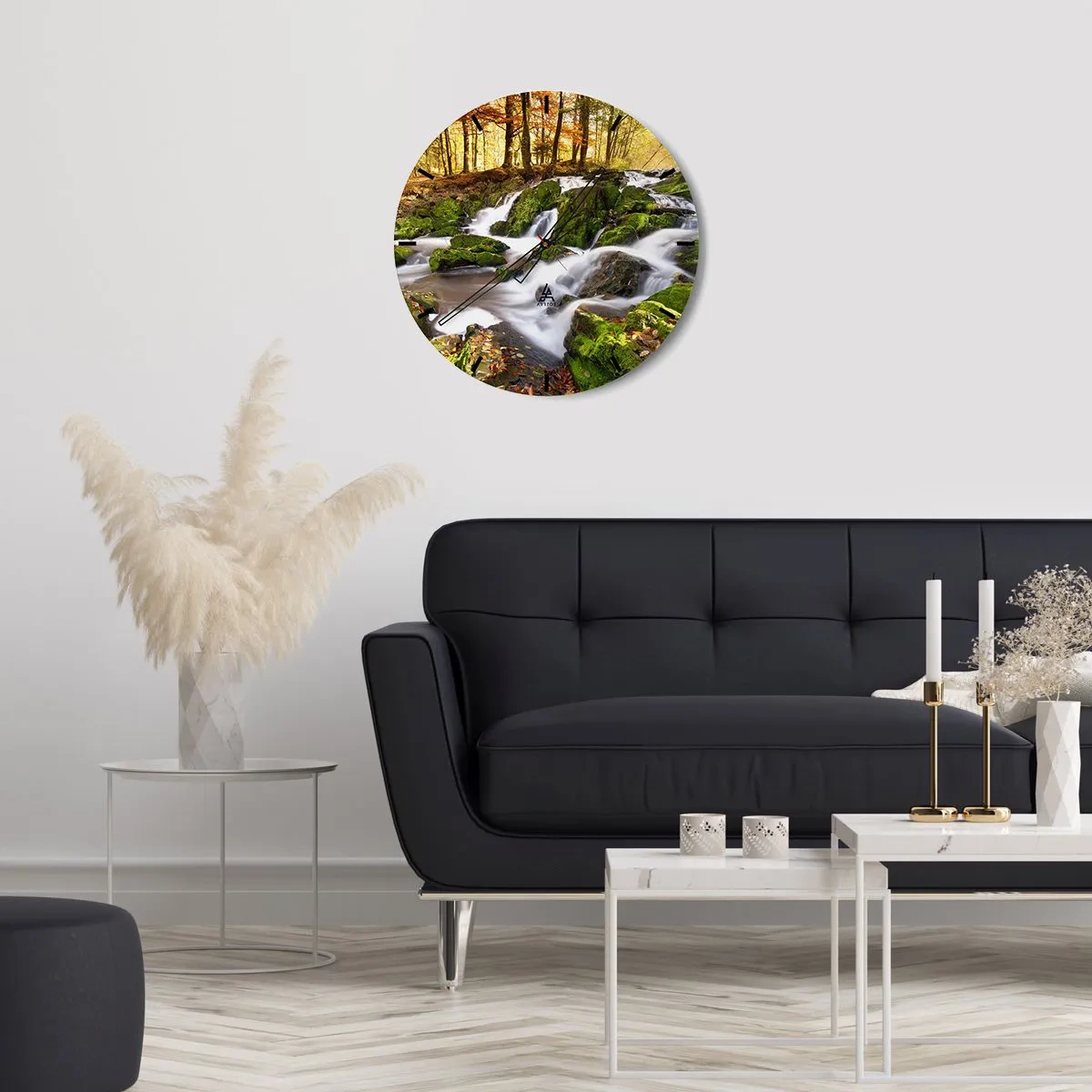 Vægur, Uret - Efterårsskov med en bæk og grønne lav på klipperne - 30x30cm - Bystrøm gennem efterårsskoven - Moderne vægdekoration til stue, køkken og soveværelse ARTTOR