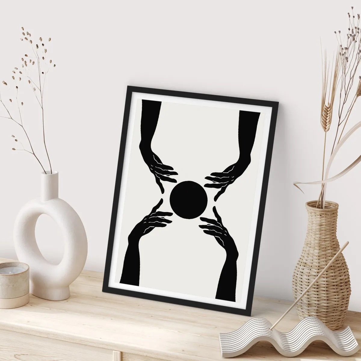Plakat i sort ramme - Sort-hvid grafik af en hånd med en bold - 50x70cm - Et hemmeligt tegn - Moderne vægdekoration til stue og soveværelse ARTTOR