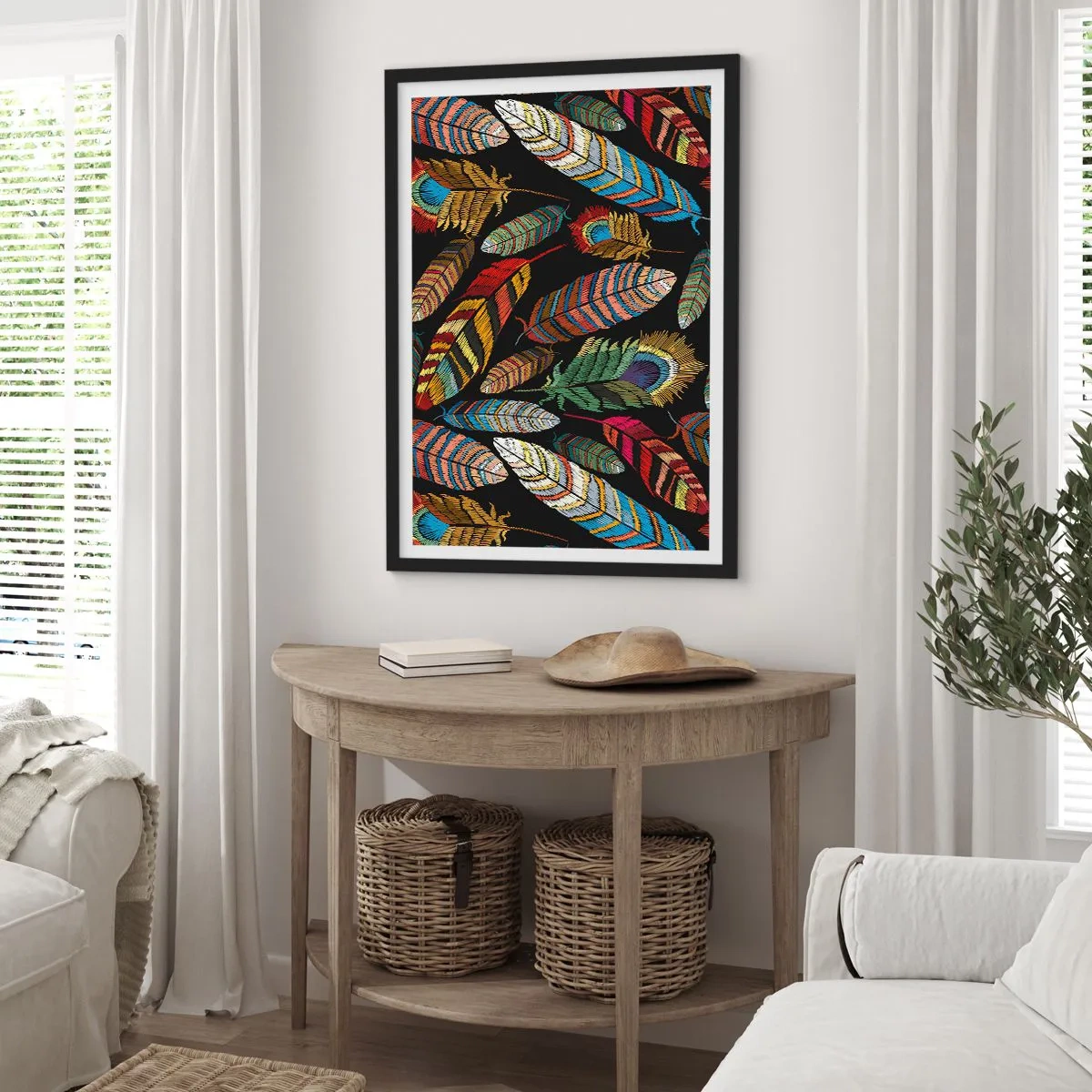 Plakat i sort ramme - Farverige fjer på en sort baggrund - 50x70cm - Fuglekarneval - Moderne vægdekoration til stue og soveværelse ARTTOR