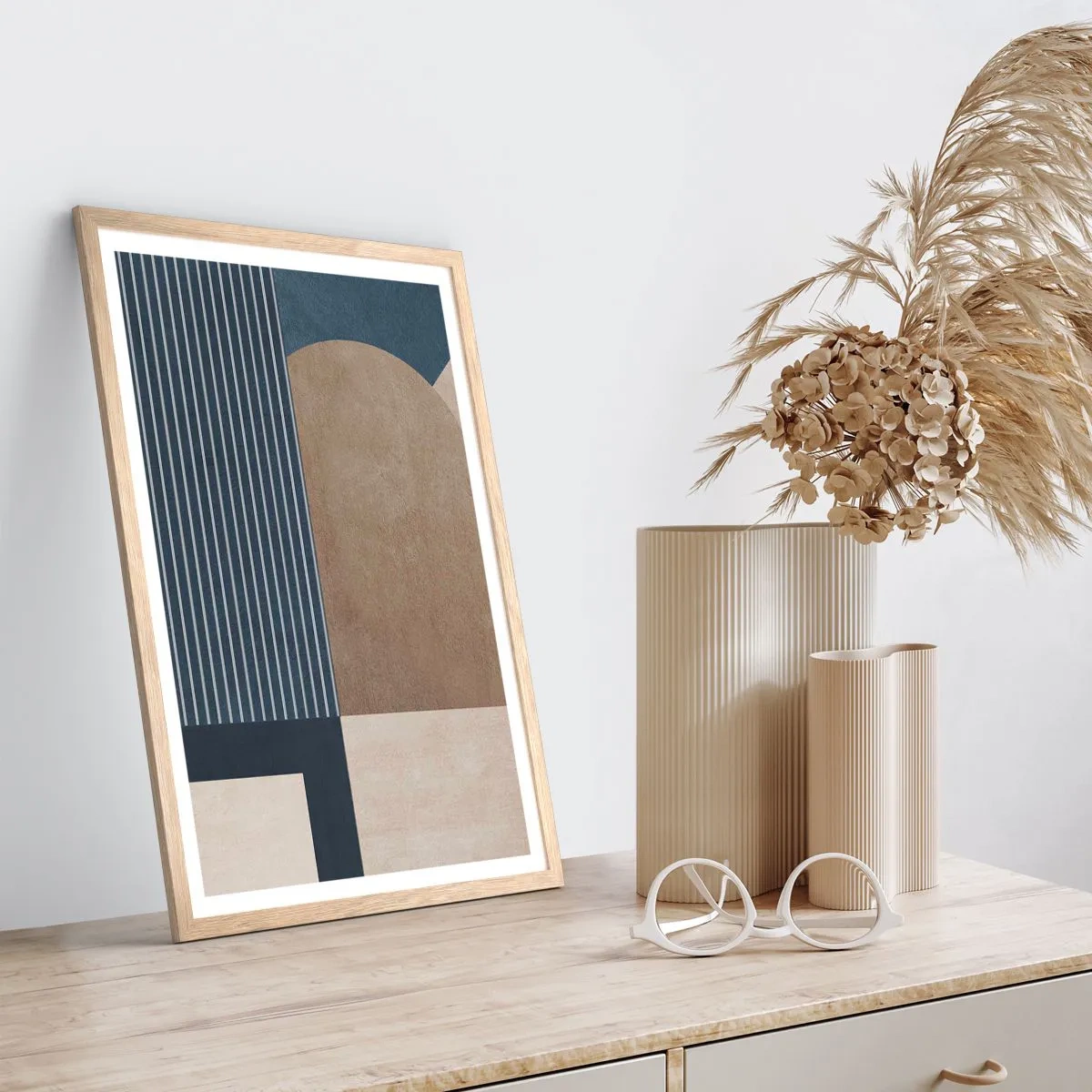 Plakat i ramme af lyst egetræ - En komposition af enkelhed og rundhed - 70x100 cm