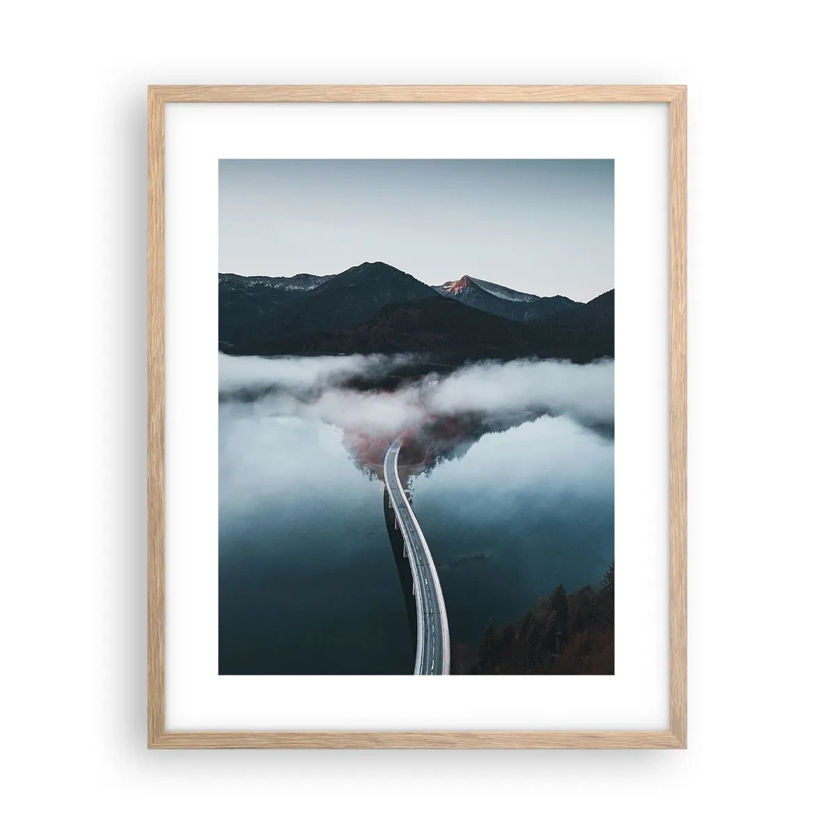 Plakat i ramme af lyst egetræ - Over vand så glat som et spejl - 40x50 cm