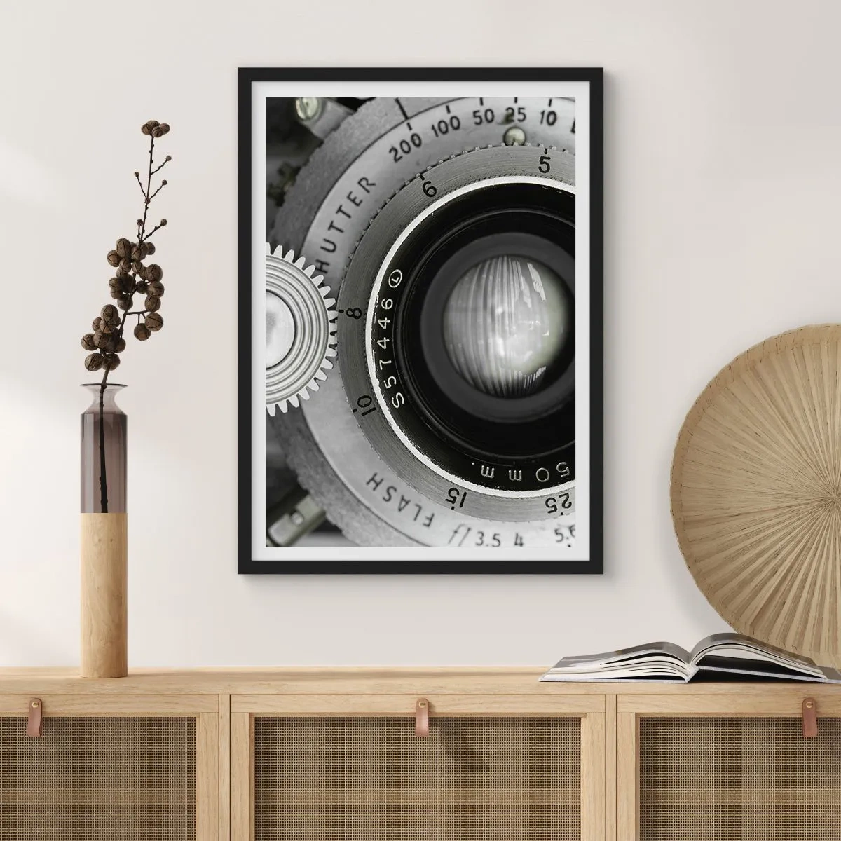 Plakat i sort ramme - Nærbillede af et kameraobjektiv med metalliske detaljer - 50x70cm - Historien om Hollywood - Moderne vægdekoration til stue og soveværelse ARTTOR