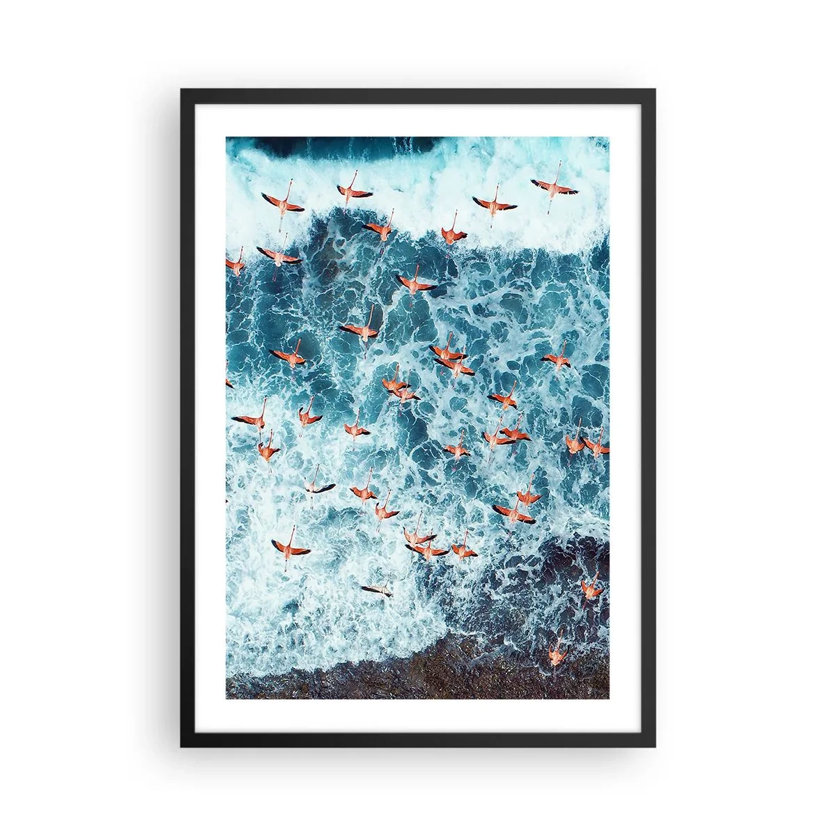 Plakat i sort ramme - Flamingoer over havets bølger i intense farver - 50x70cm - Parade ved havet - Moderne vægdekoration til stue og soveværelse ARTTOR