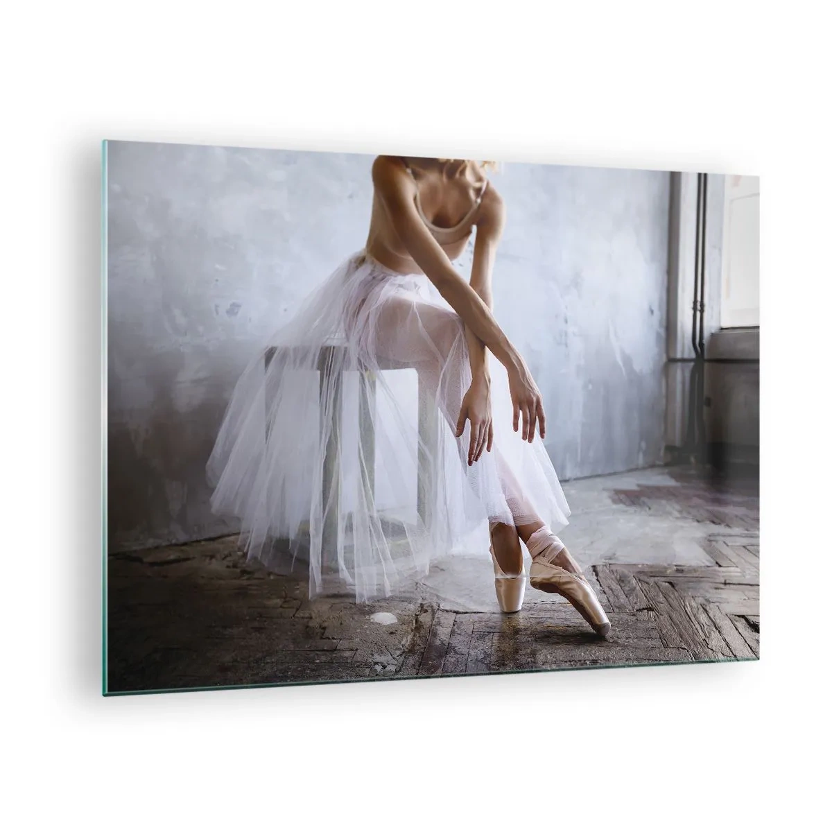 Billede på glas - En ballerina i et tylskørt hviler i hallen - 70x50cm - Før rampelysene skinner - Moderne vægdekoration til stue og soveværelse ARTTOR