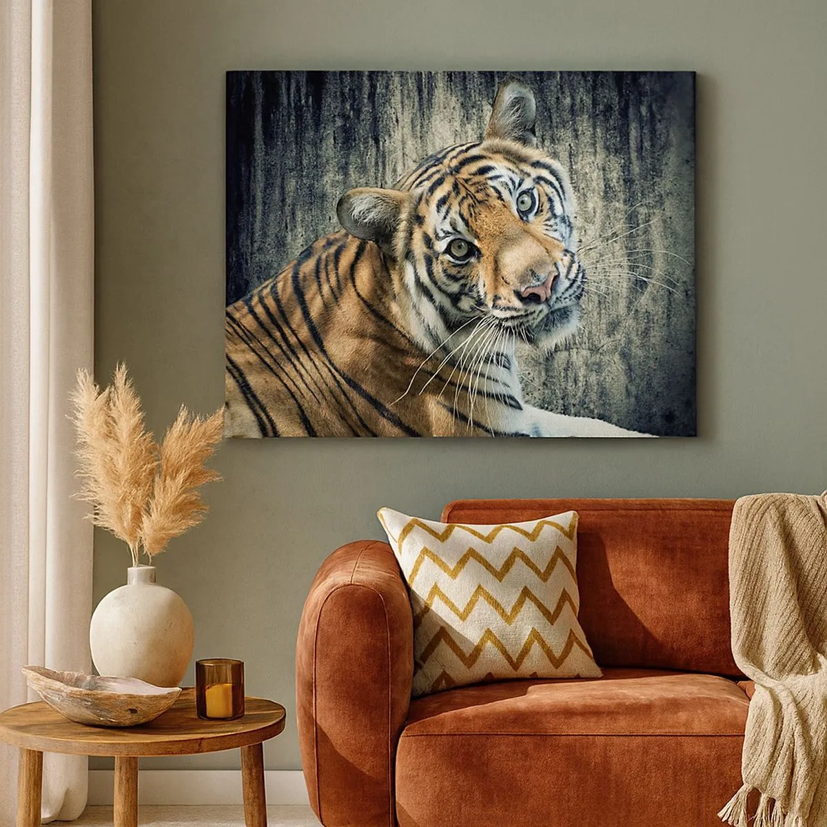 Lærredstryk - Billede på lærred - En tiger liggende mod en ru tekstureret væg - 70x50cm - Portræt i lysstrømme - Moderne vægdekoration til stue og soveværelse ARTTOR