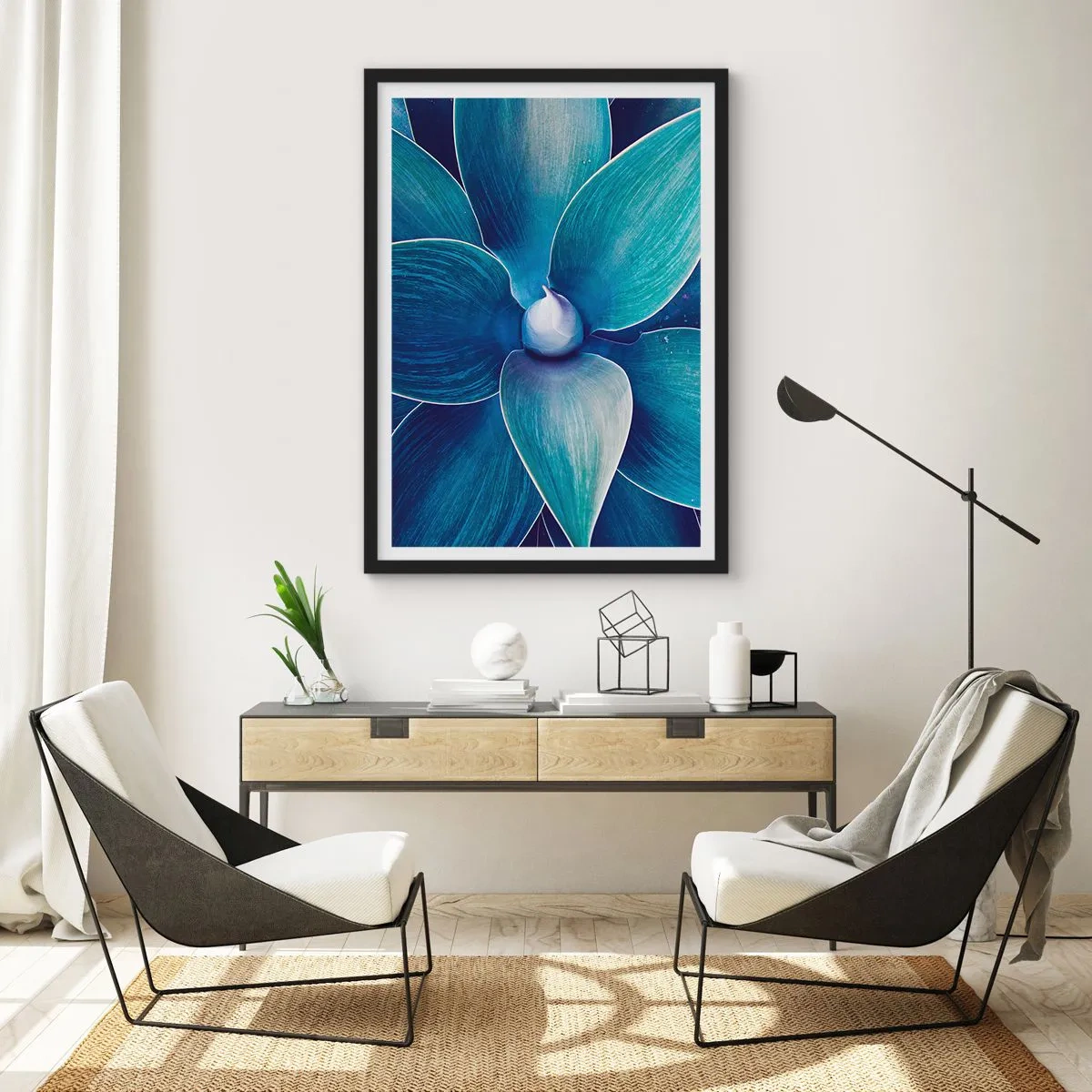 Plakat i sort ramme - Detalje af en stor blomst i blå nuancer - 50x70cm - Blå fra himlen - Moderne vægdekoration til stue og soveværelse ARTTOR