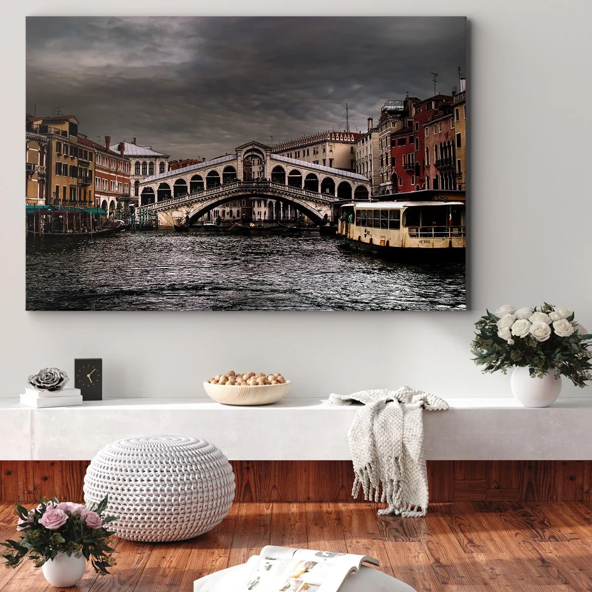 Lærredstryk - Billede på lærred - Rialtobroen i Venedig over Canal Grande, klassisk arkitektur. - 70x50cm - Løftet om en venetiansk aften - Moderne vægdekoration til stue og soveværelse ARTTOR