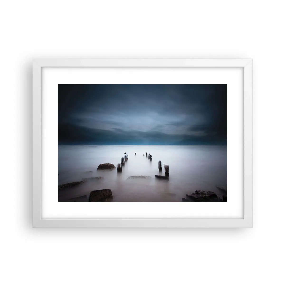 Plakat i hvid ramme - En betænksom sø - 40x30 cm