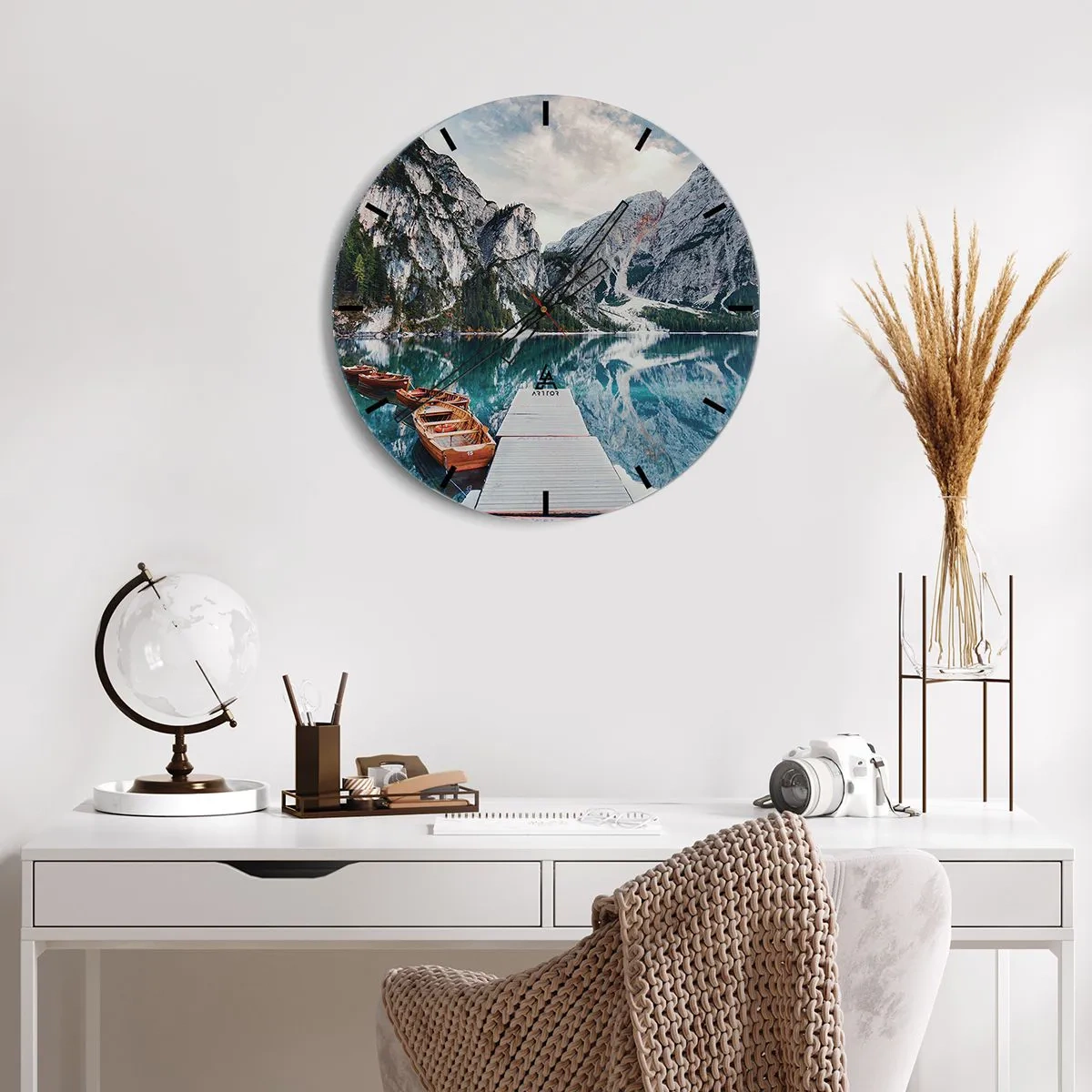 Vægur, Uret - En træbro og både mod en bjergsø - 30x30cm - Vi vil vise dig skønheden - Moderne vægdekoration til stue, køkken og soveværelse ARTTOR