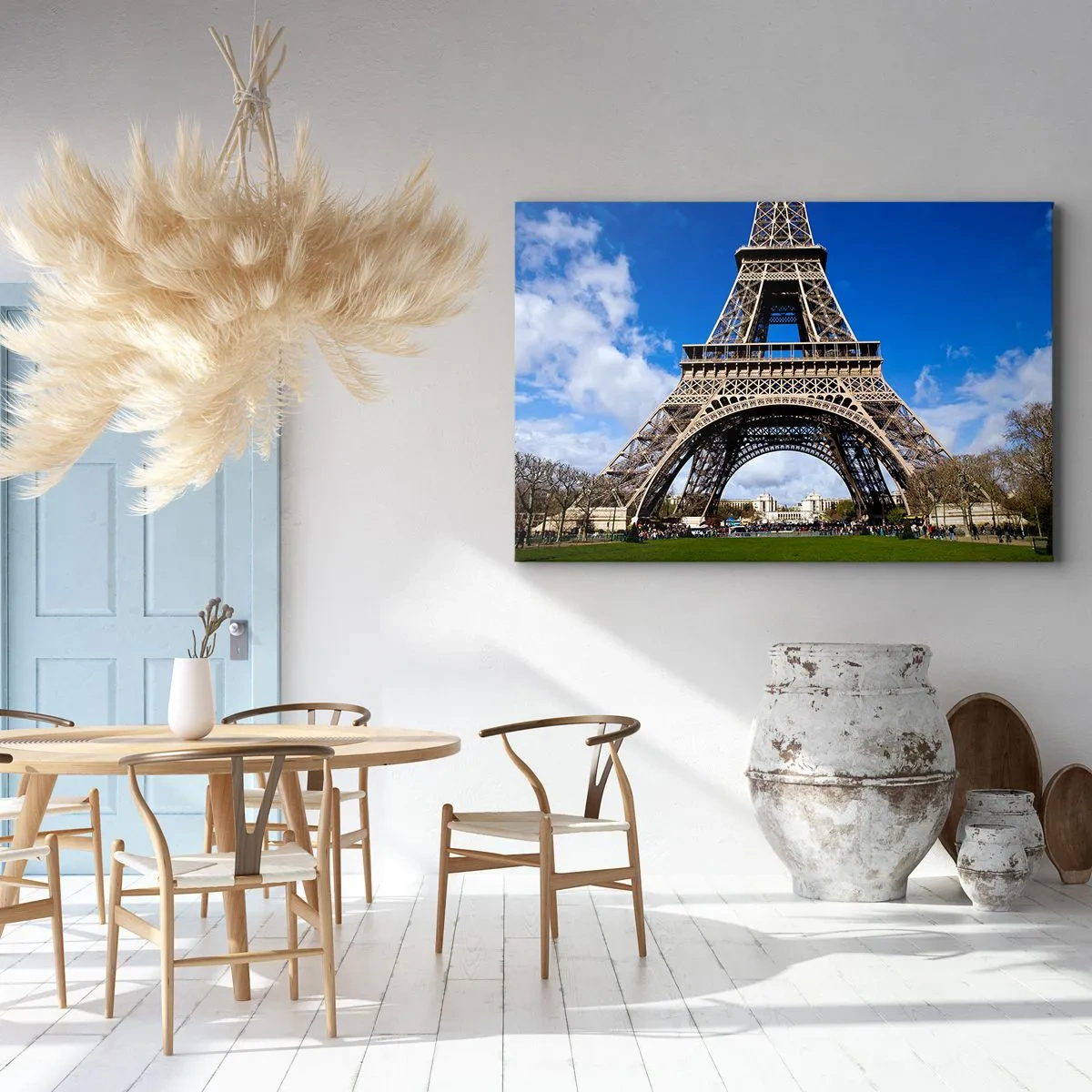 Lærredstryk - Billede på lærred - Eiffeltårnet mod baggrunden af en blå himmel og en grøn park - 70x50cm - Hele Paris ved hendes fødder - Moderne vægdekoration til stue og soveværelse ARTTOR
